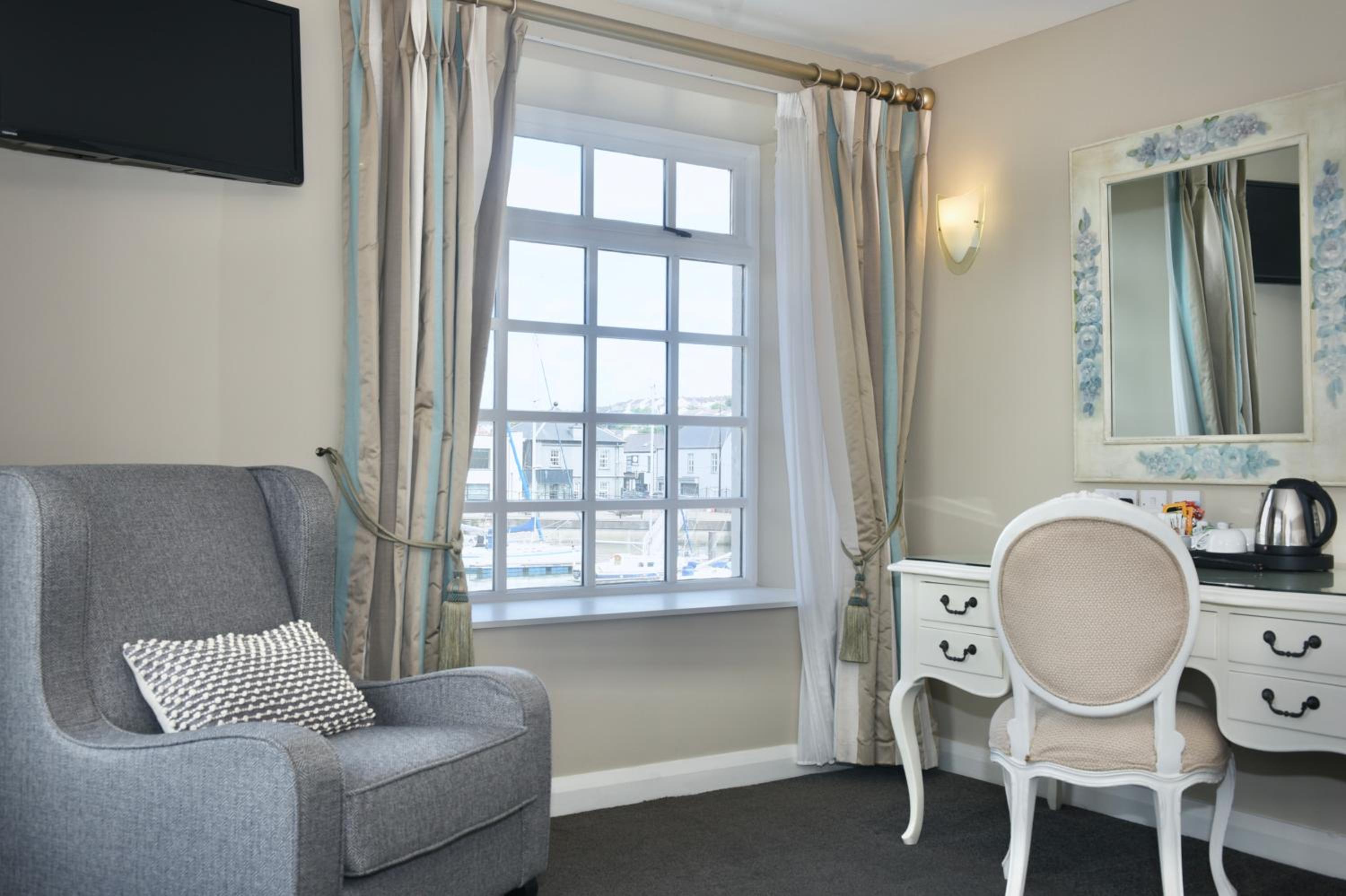 Double or Twin Room with Sea View - Photo 6
