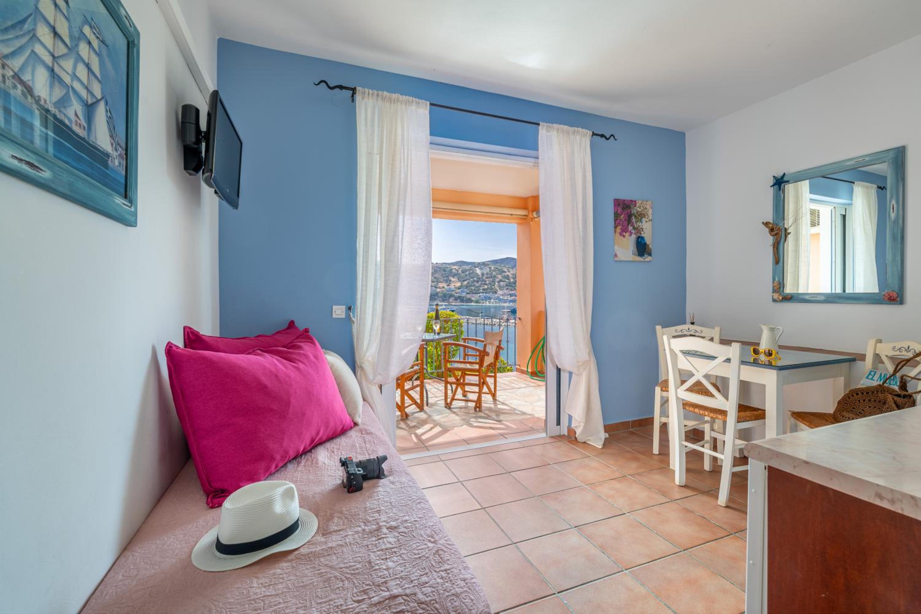 One-Bedroom Apartment with Balcony and Sea View photo 1