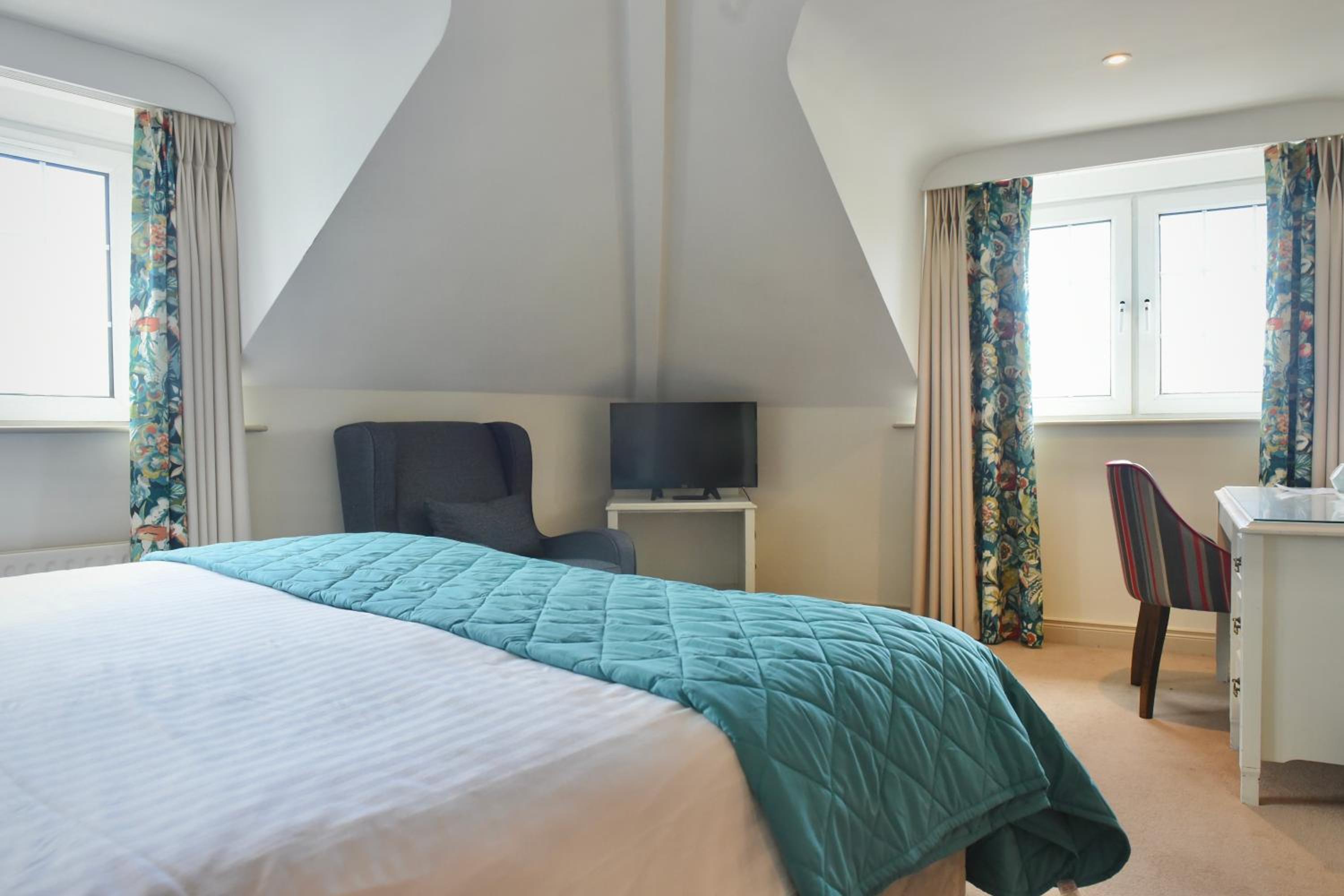 Double or Twin Room with Harbor View - Photo 5