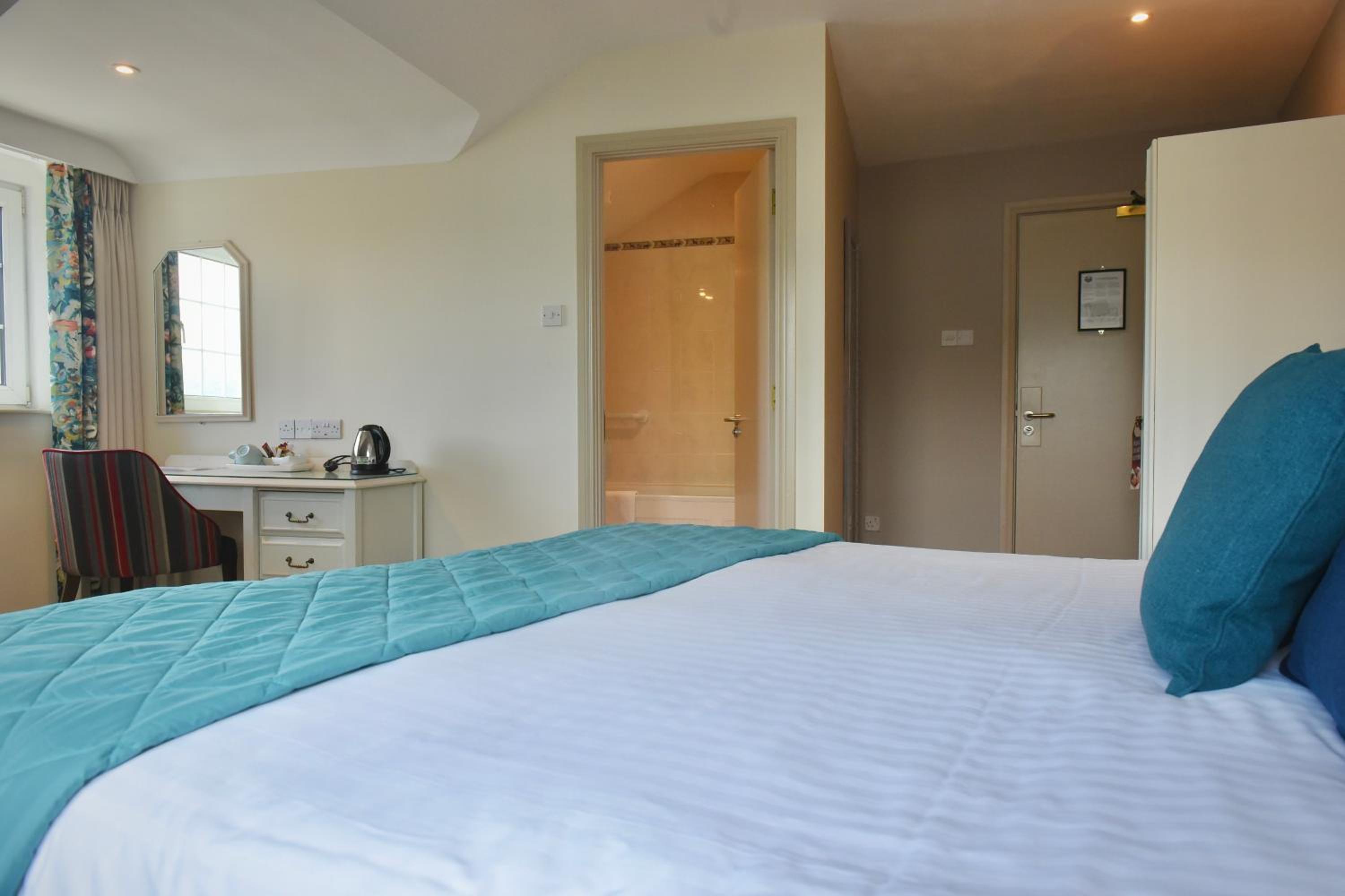 Double or Twin Room with Harbor View - Photo 4