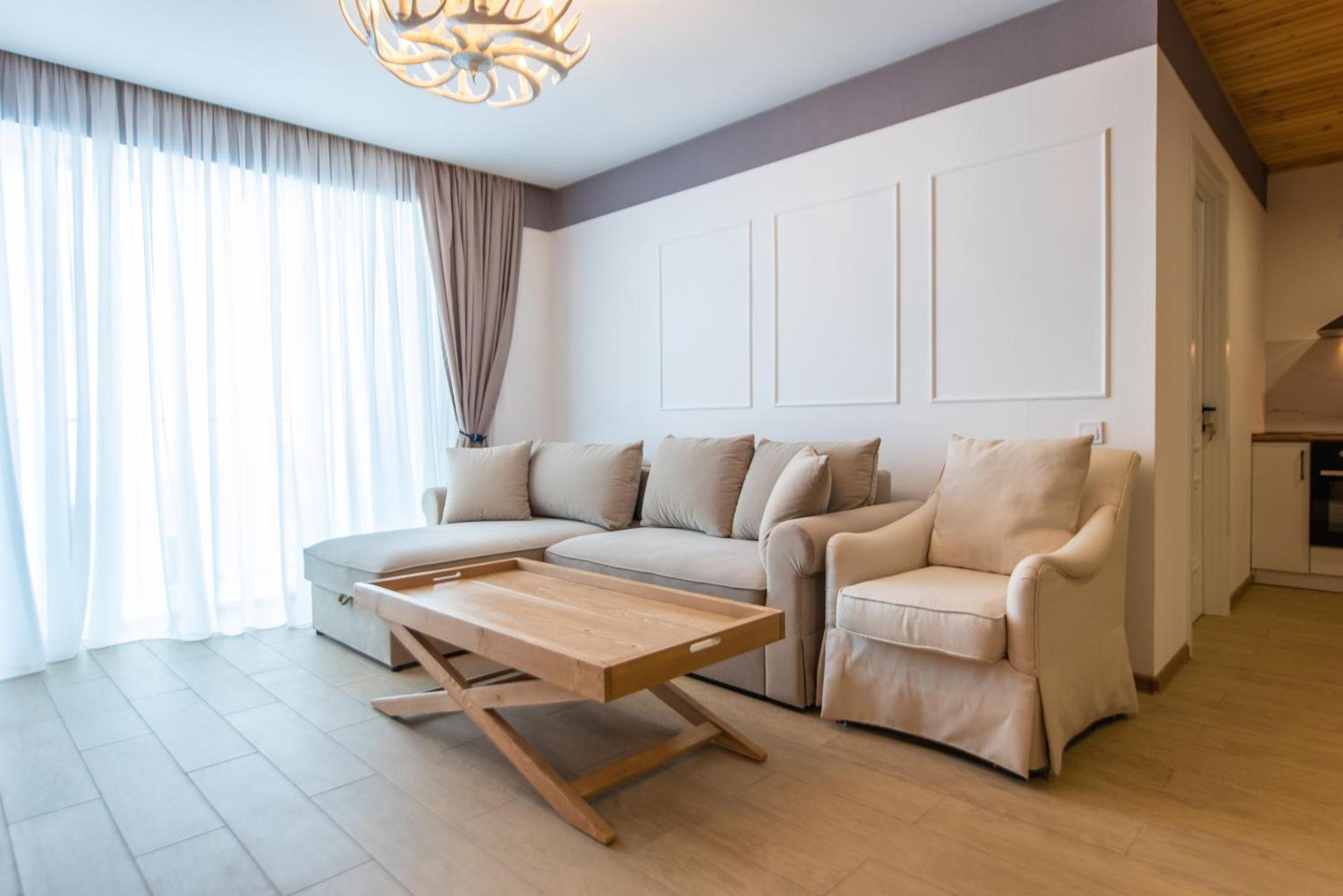 One-Bedroom Apartment With Balcony And Mountain View   photo 2