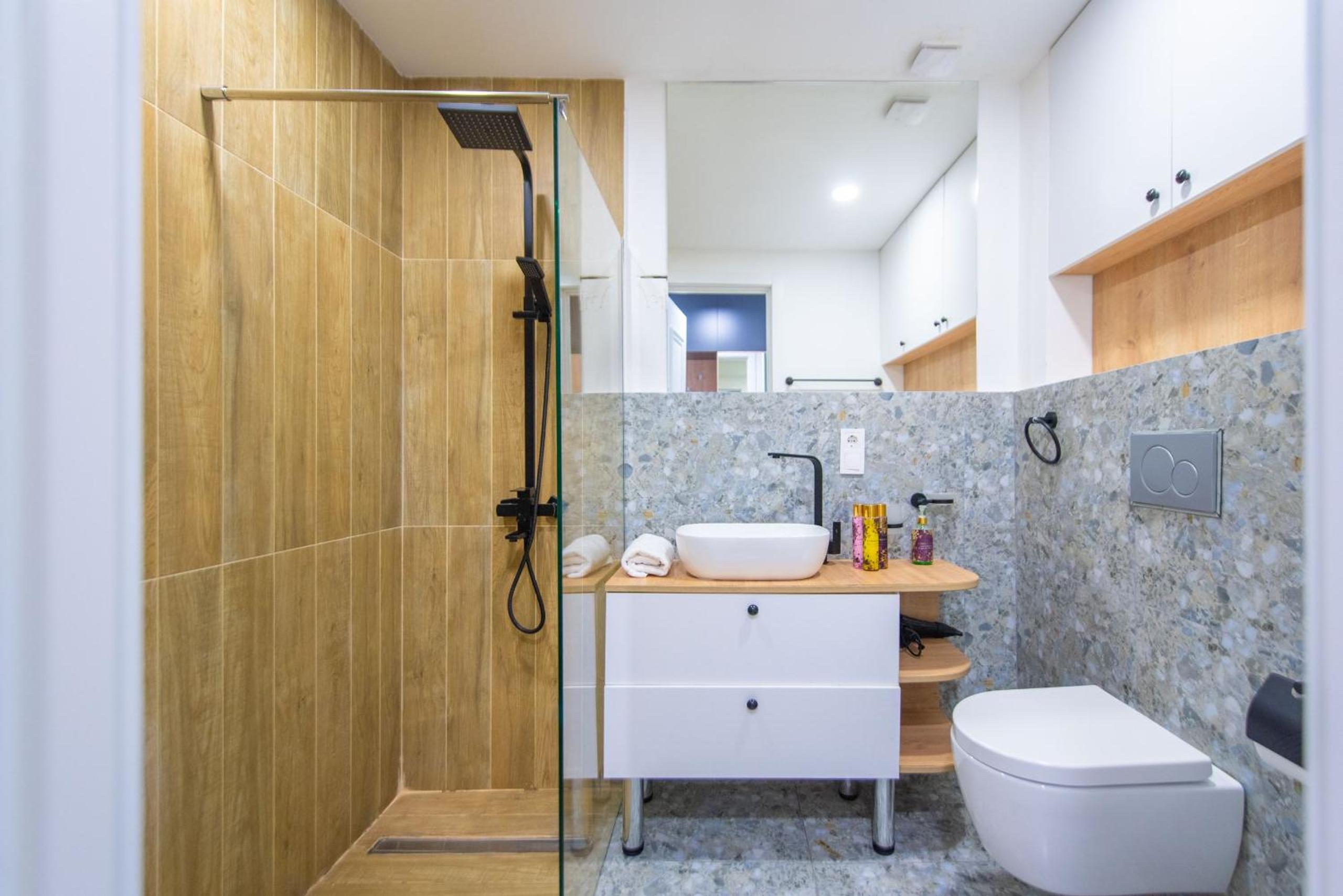 One-Bedroom Apartment With Balcony And Mountain View   photo 3