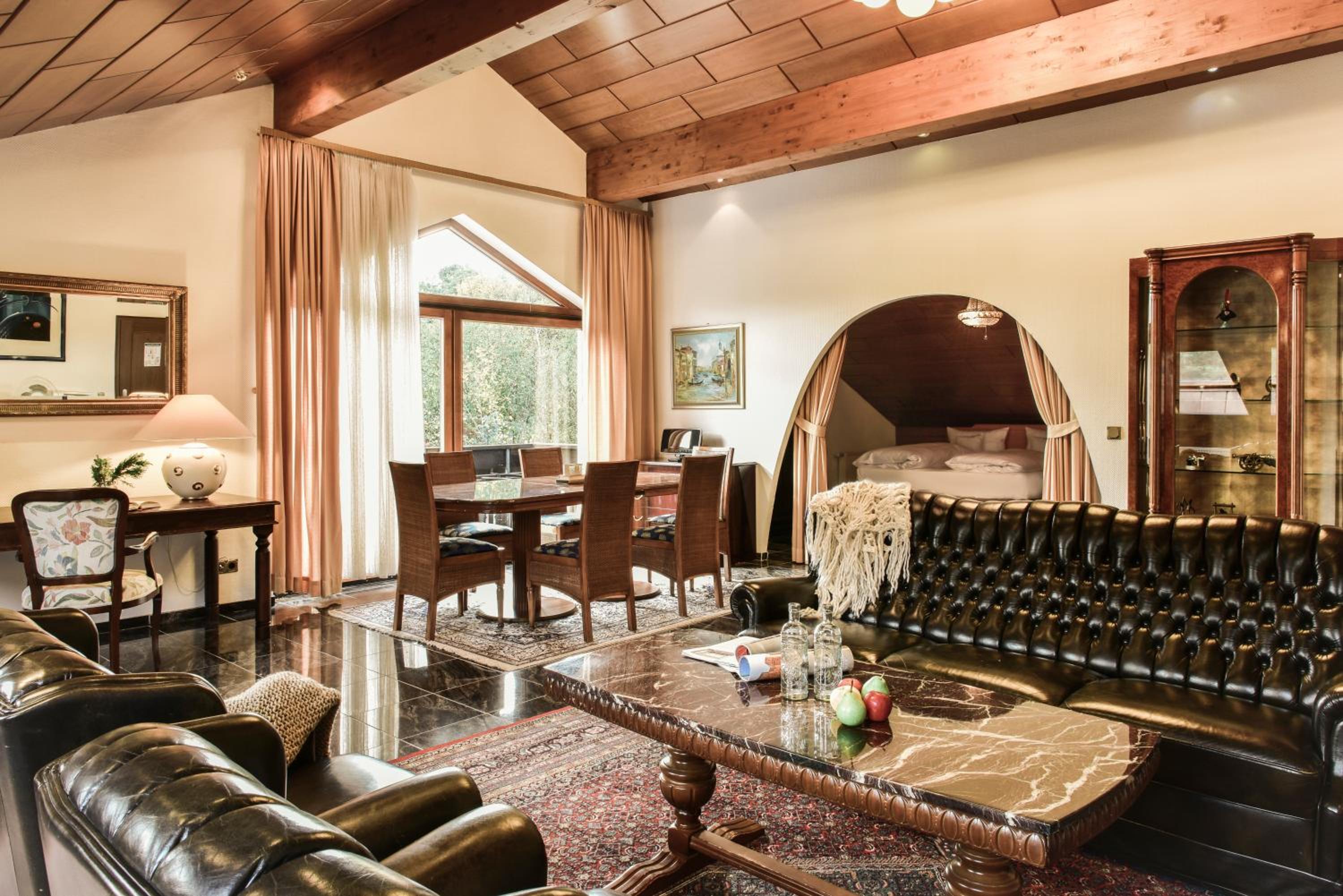 Suite - Photo 1