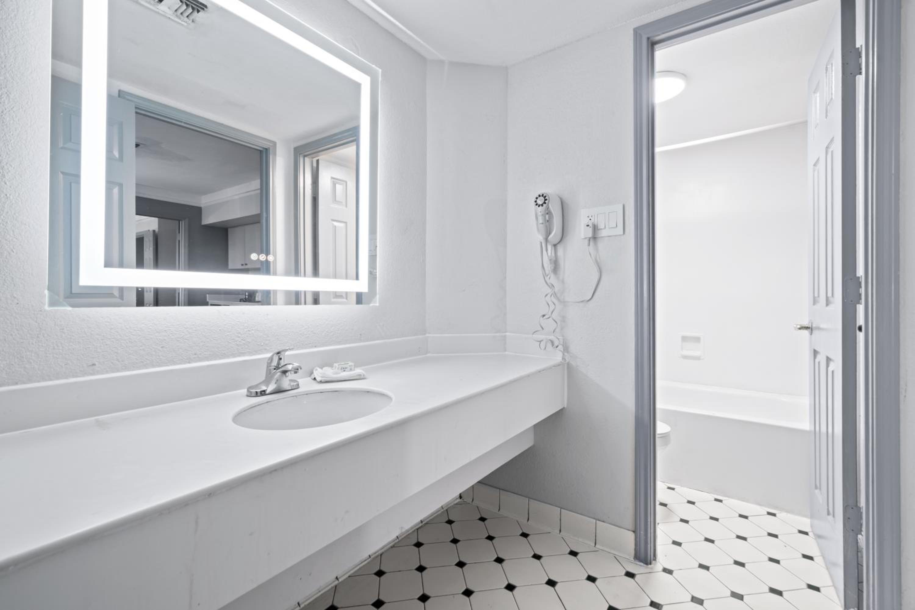 Deluxe King Suite - Non-Smoking photo 3