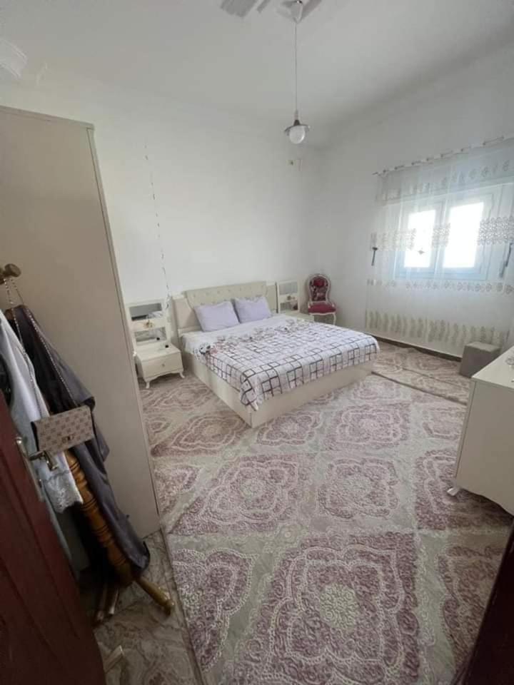 Five-Bedroom House photo 2