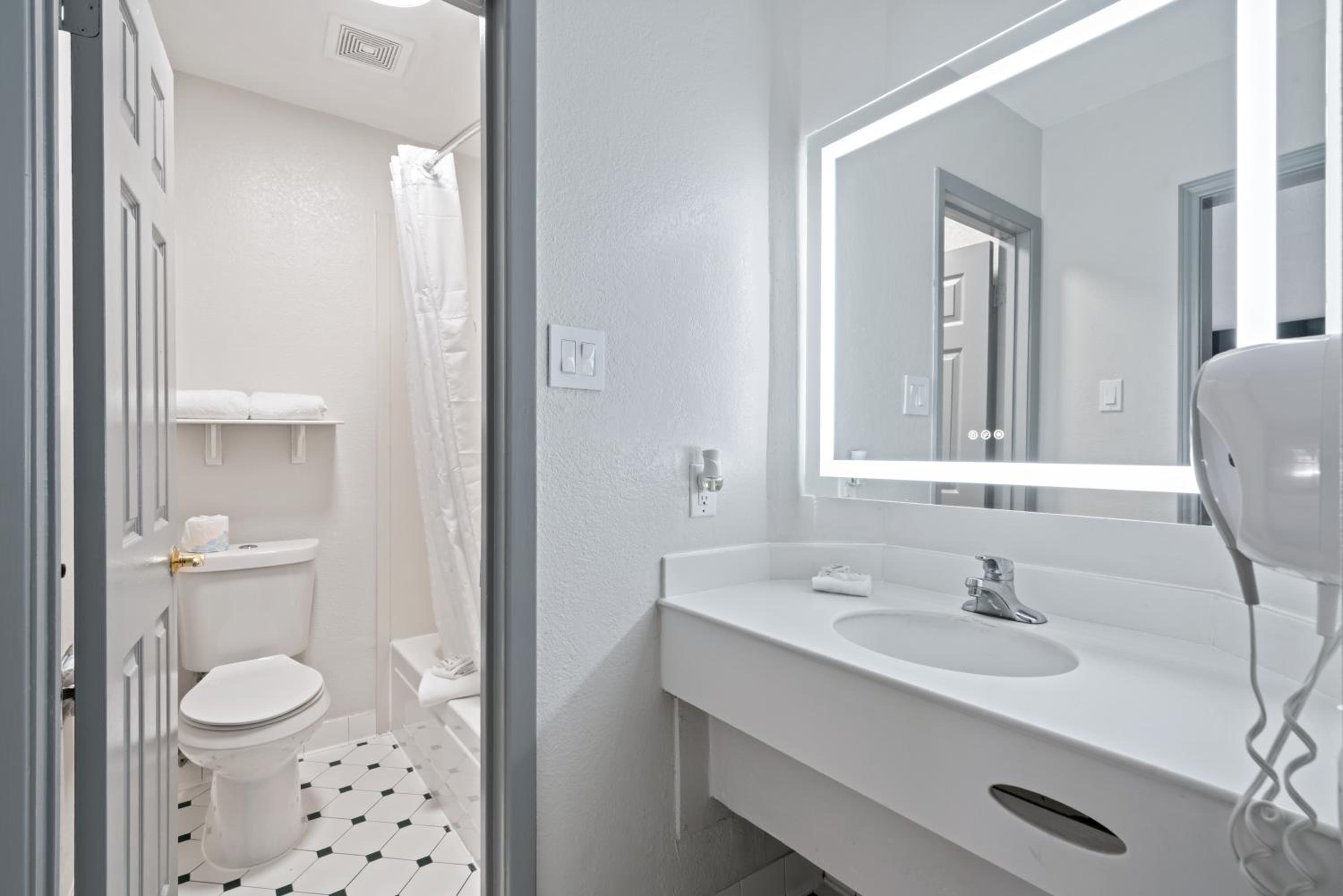 Deluxe King Room photo 2