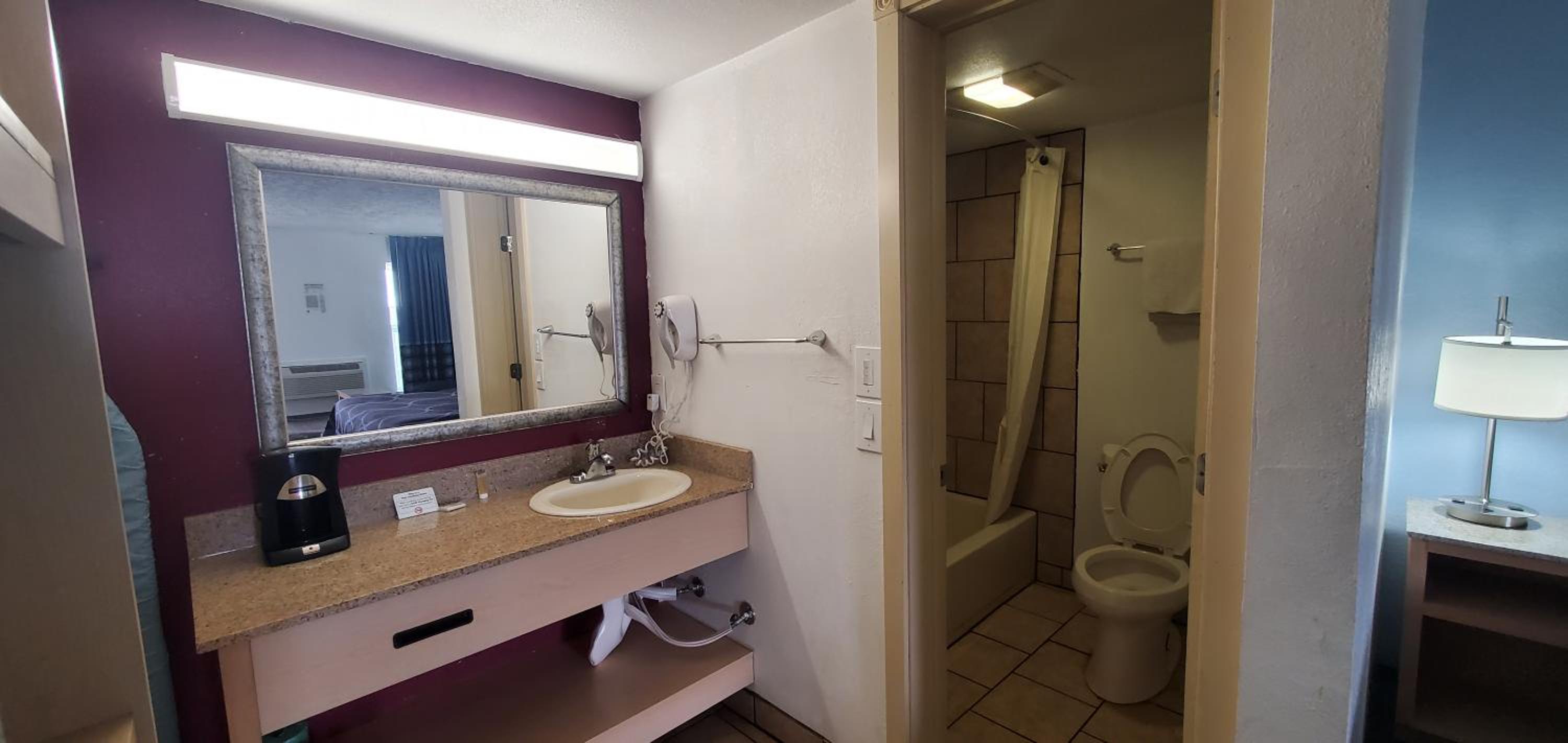 Queen Room with Two Queen Beds - Non-Smoking - Photo 5
