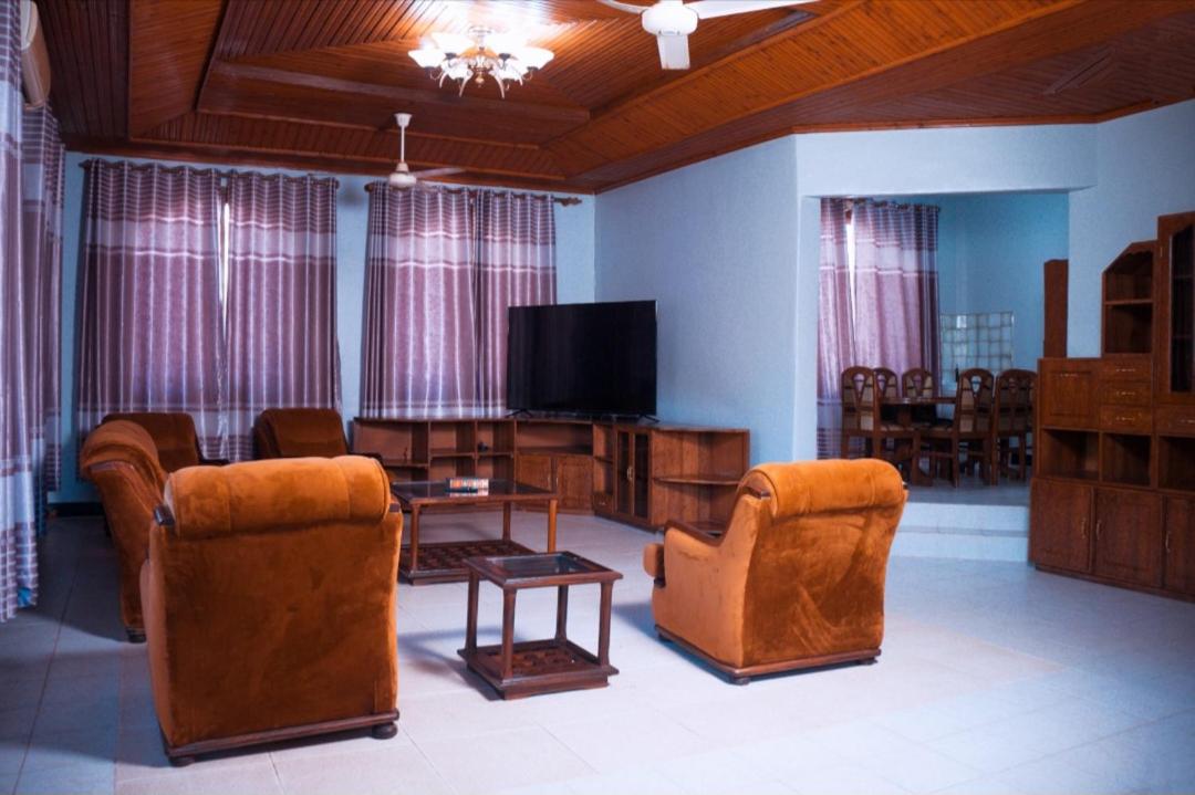 Three-Bedroom House photo 3
