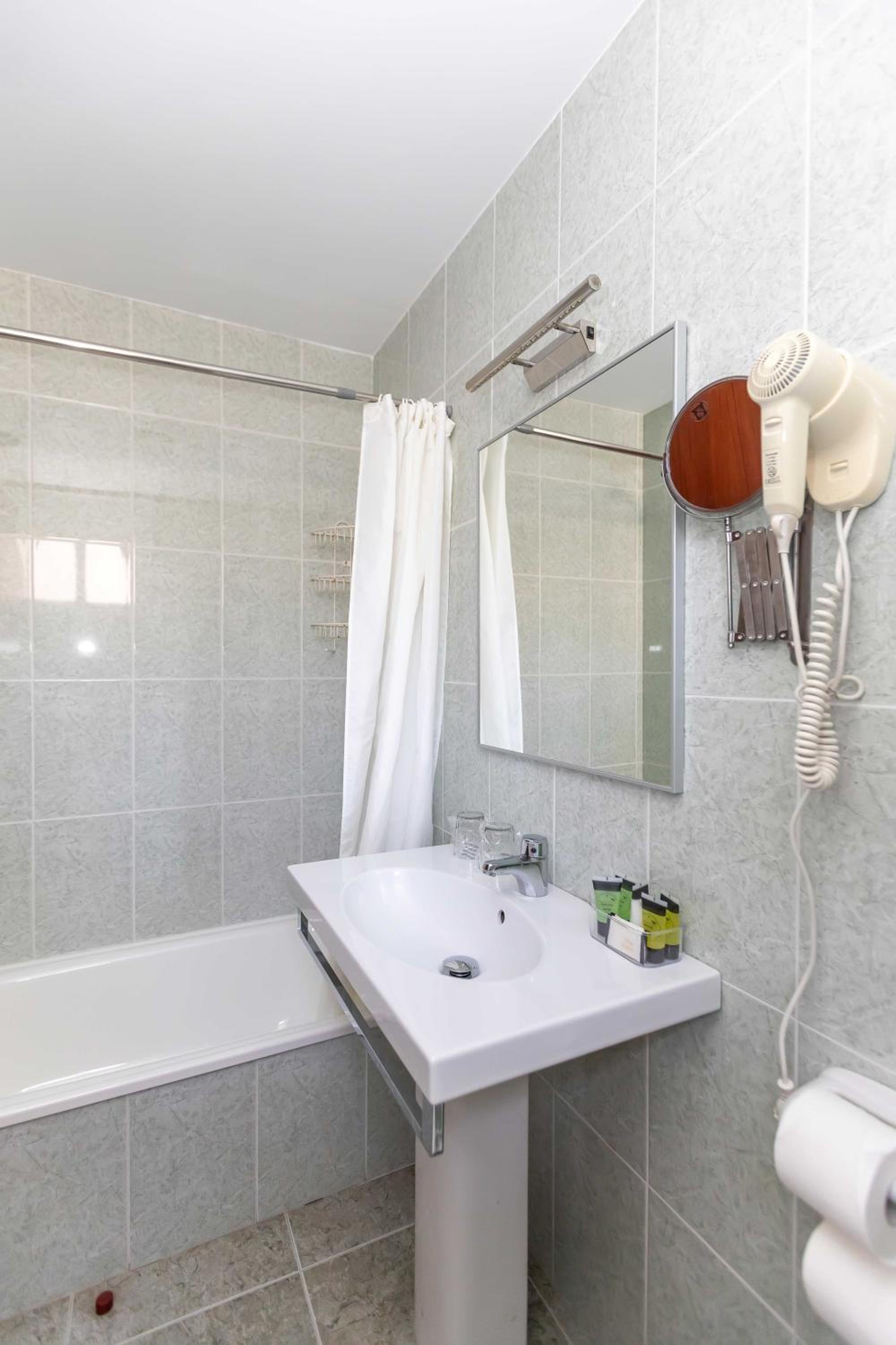 Double or Twin Room with Terrace and Sea View photo 3