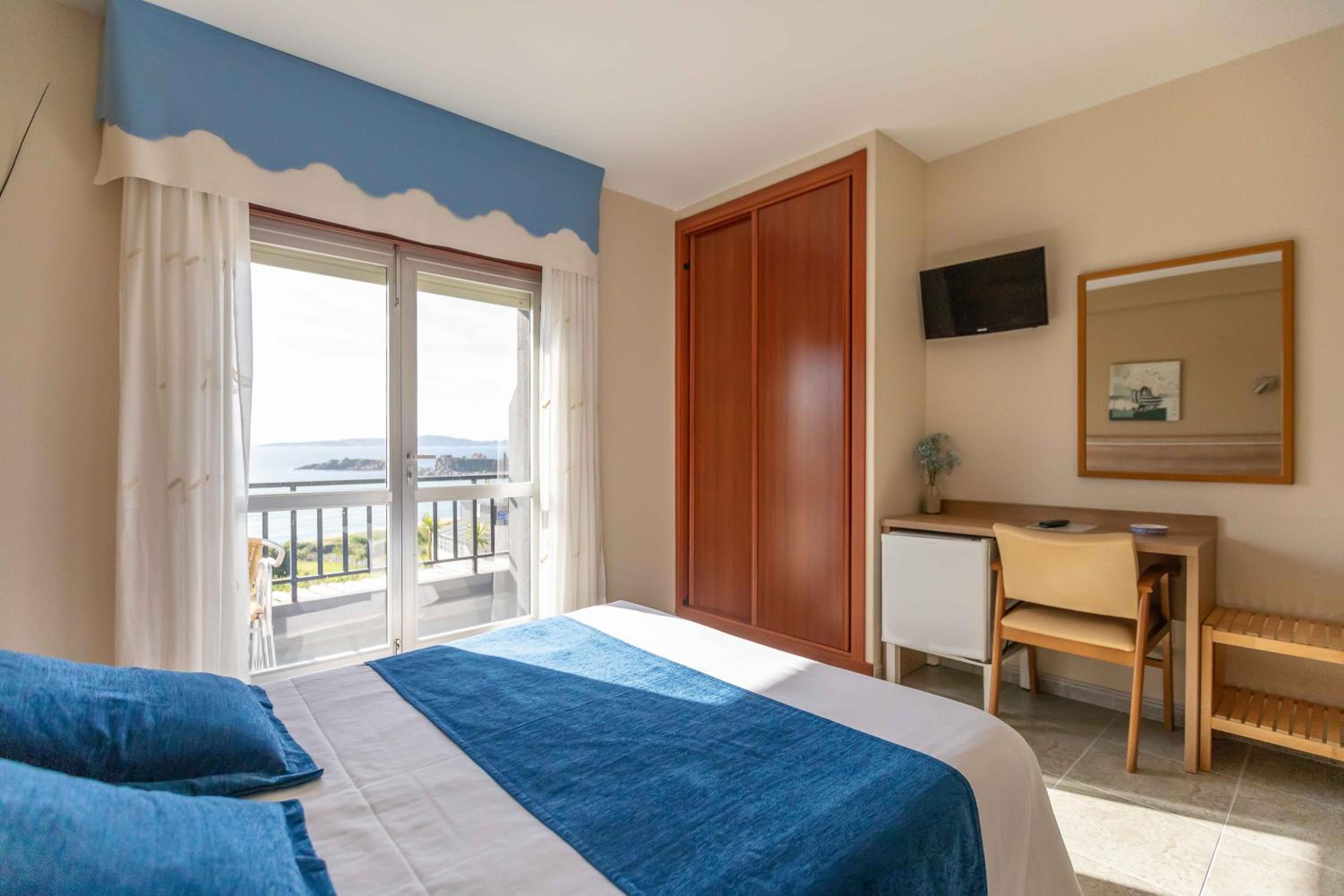 Double or Twin Room with Terrace and Sea View photo 2