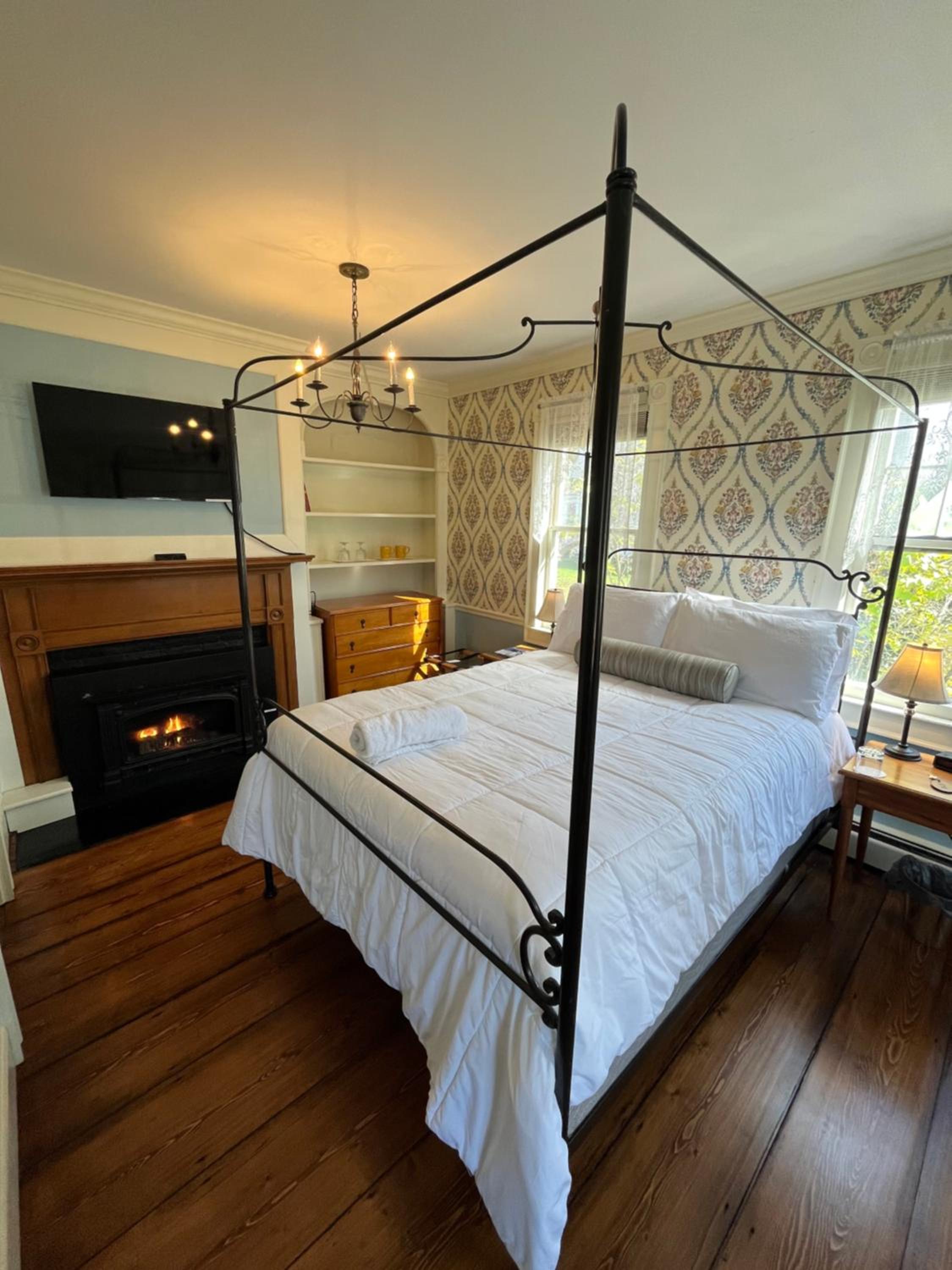 Queen Room photo 1