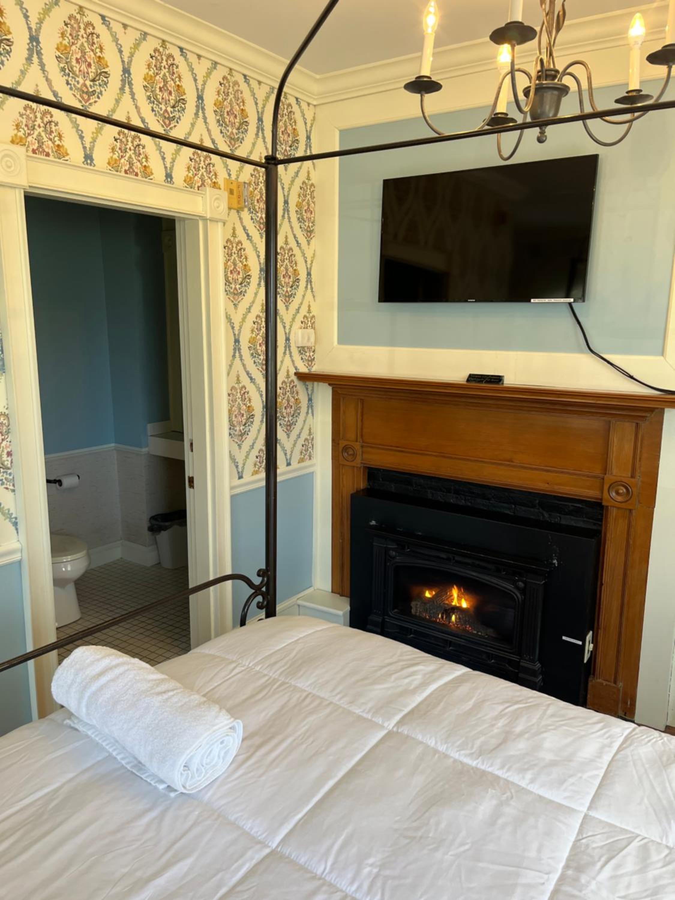Queen Room photo 2