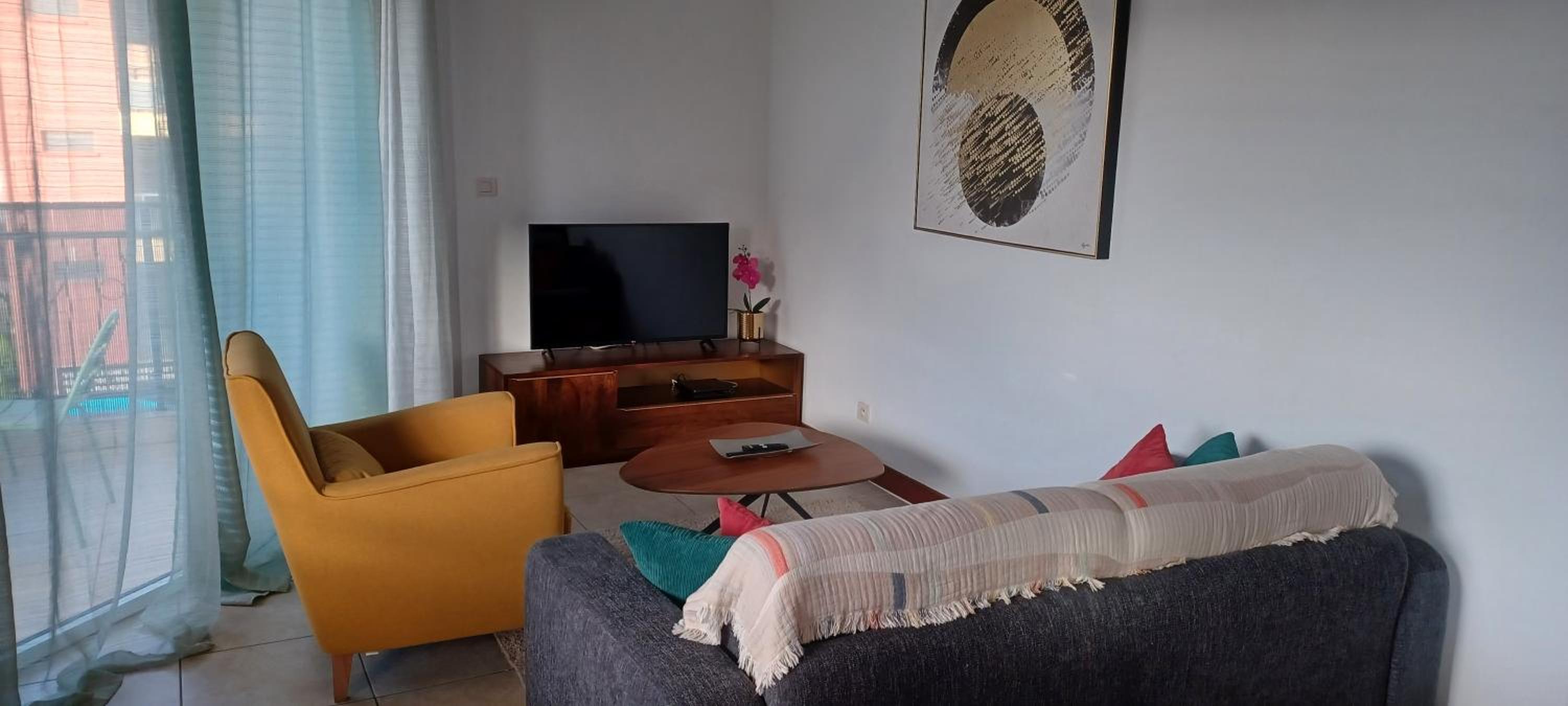 One-Bedroom Apartment photo 1