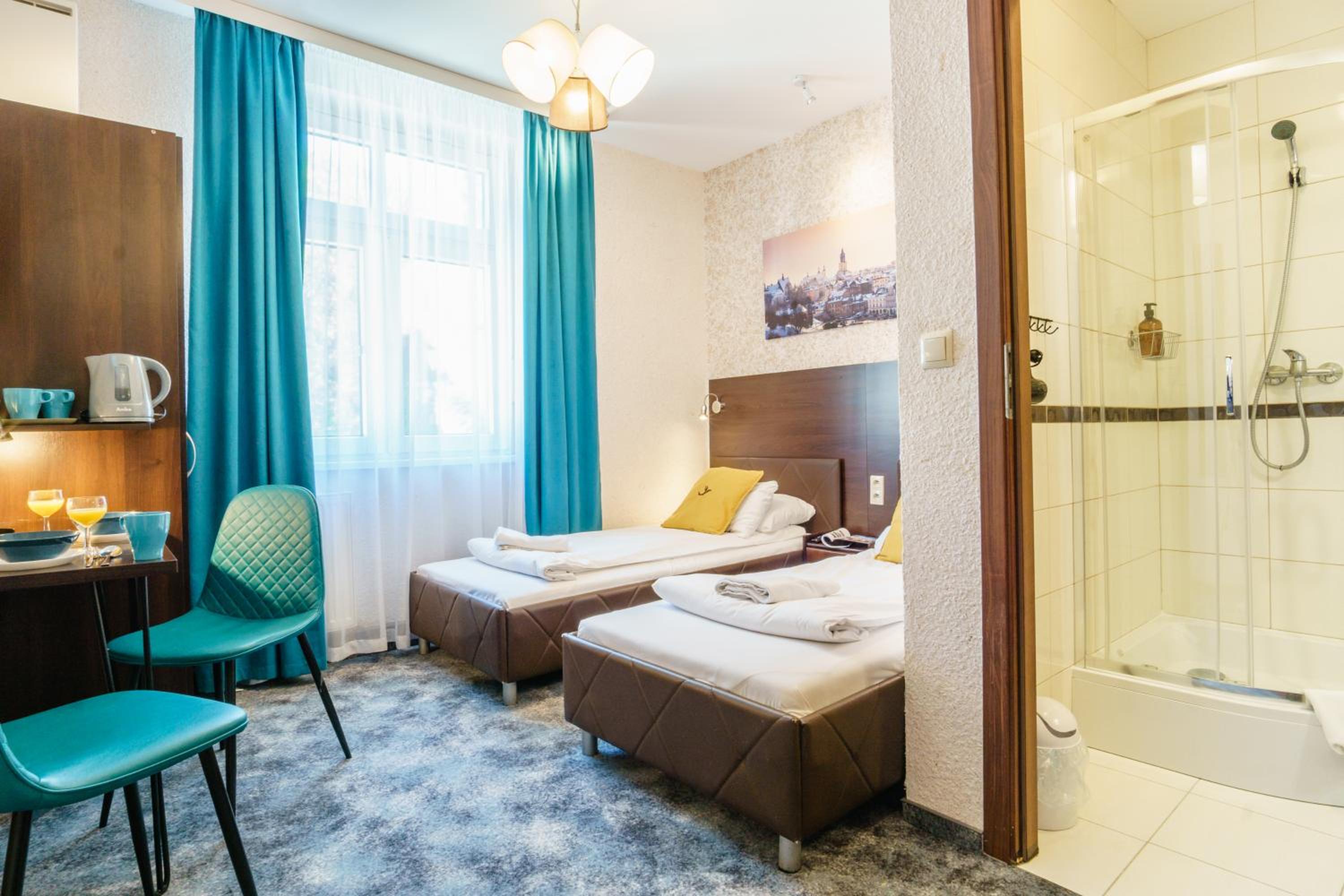 Economy Twin Room - Photo 6