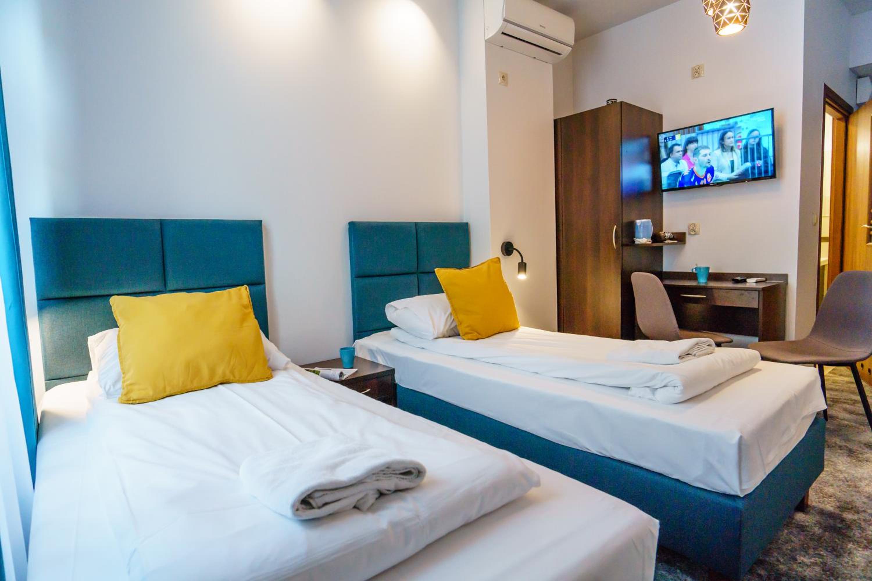 Economy Twin Room - Photo 2