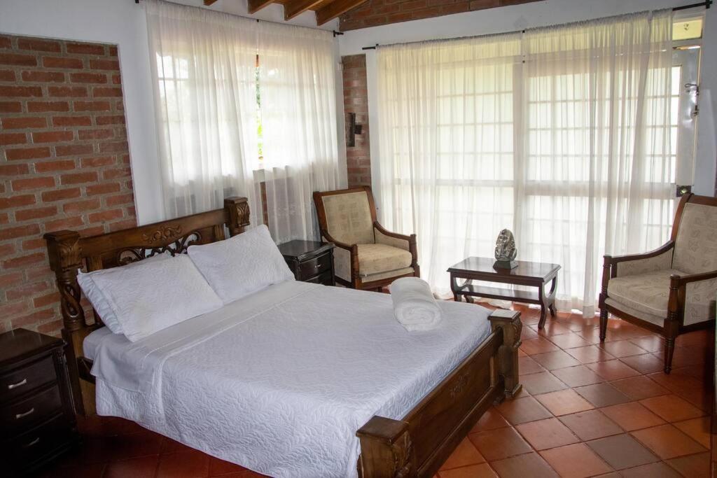 Six-Bedroom House photo 3