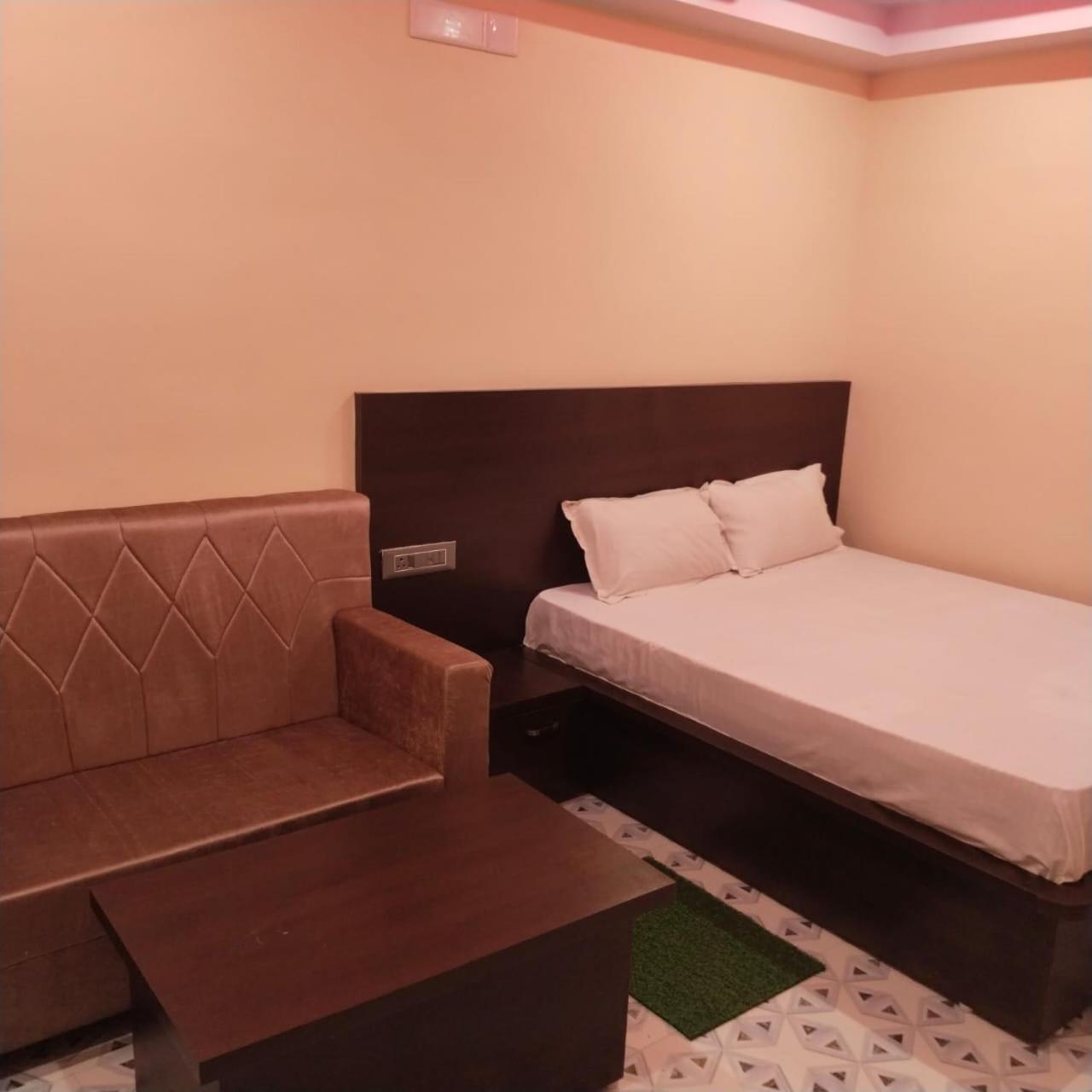 Standard Double Room with Fan - Photo 4