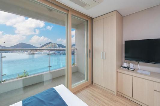 Deluxe Twin Room with Ocean View - Photo 4