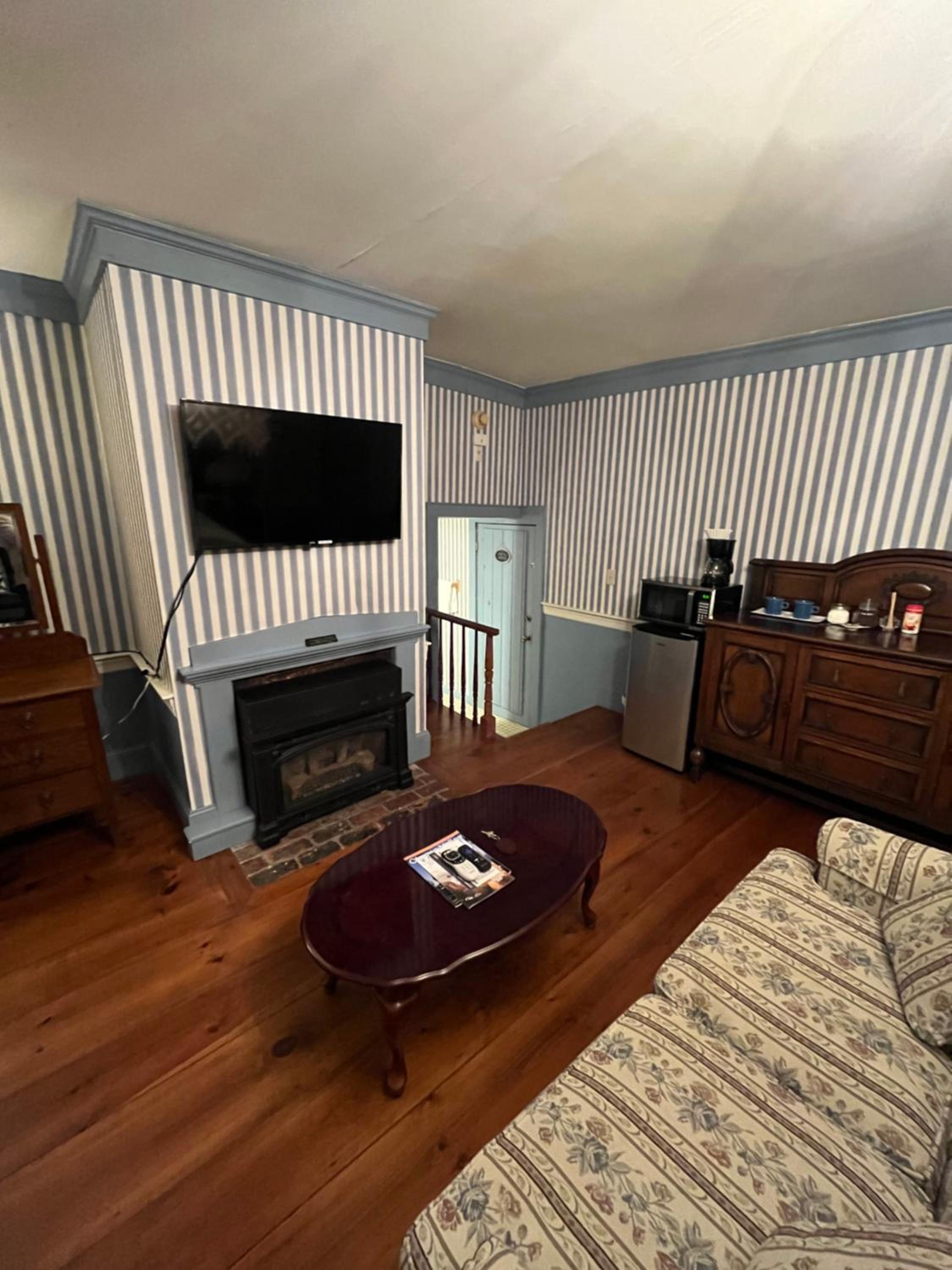 Suite with Hot Tub photo 3