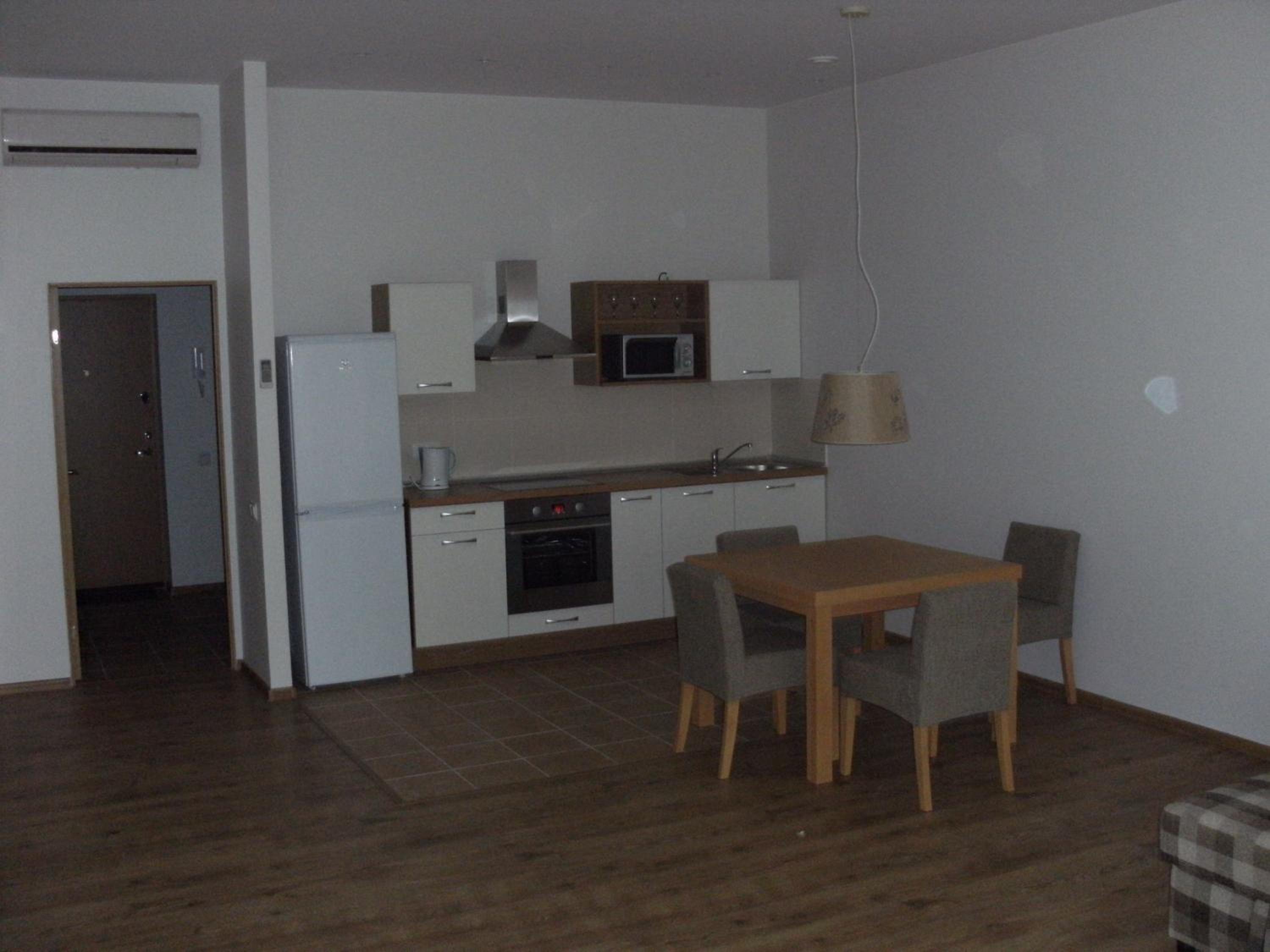 One-Bedroom Apartment - Photo 3