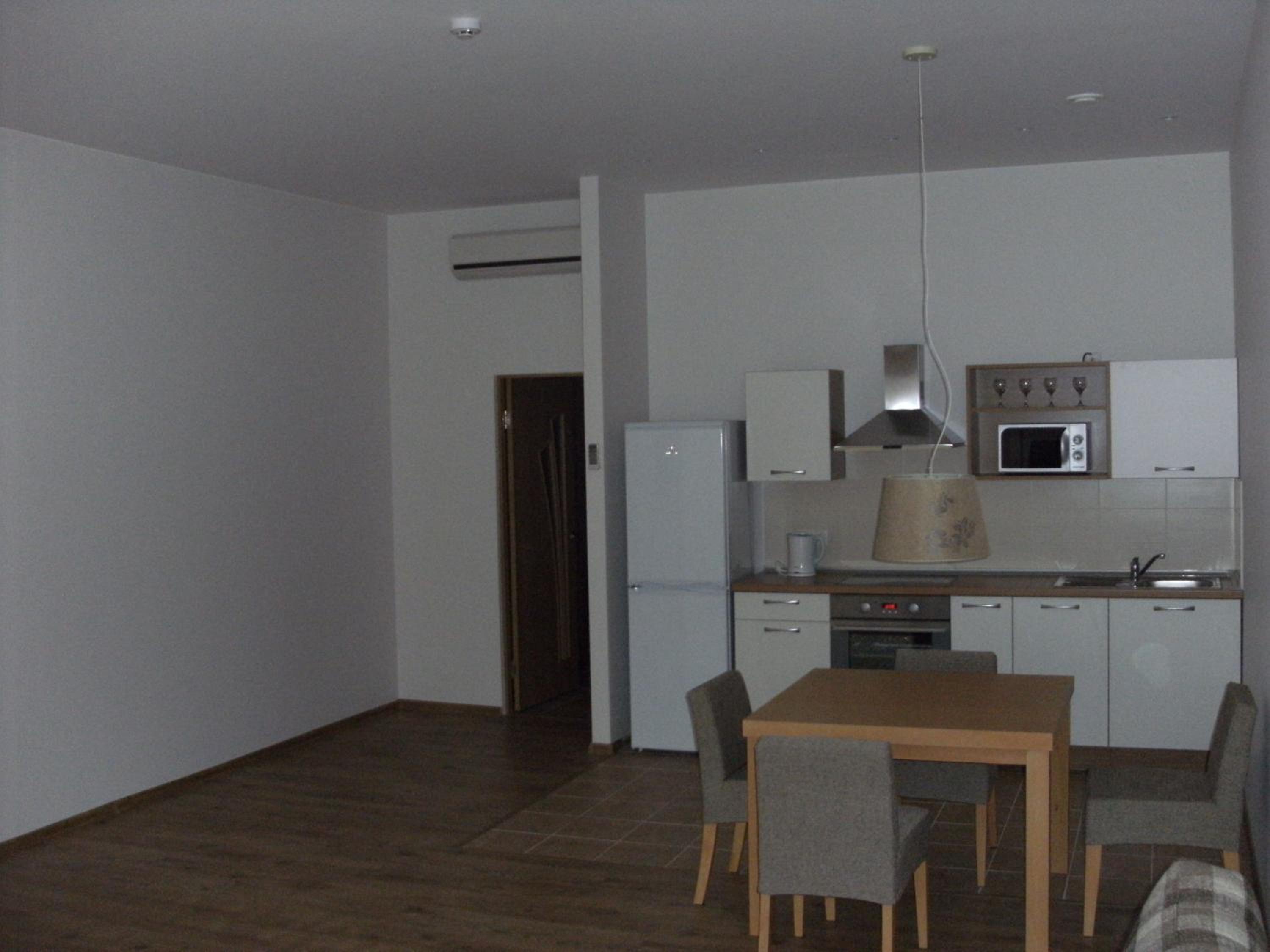 One-Bedroom Apartment - Photo 4