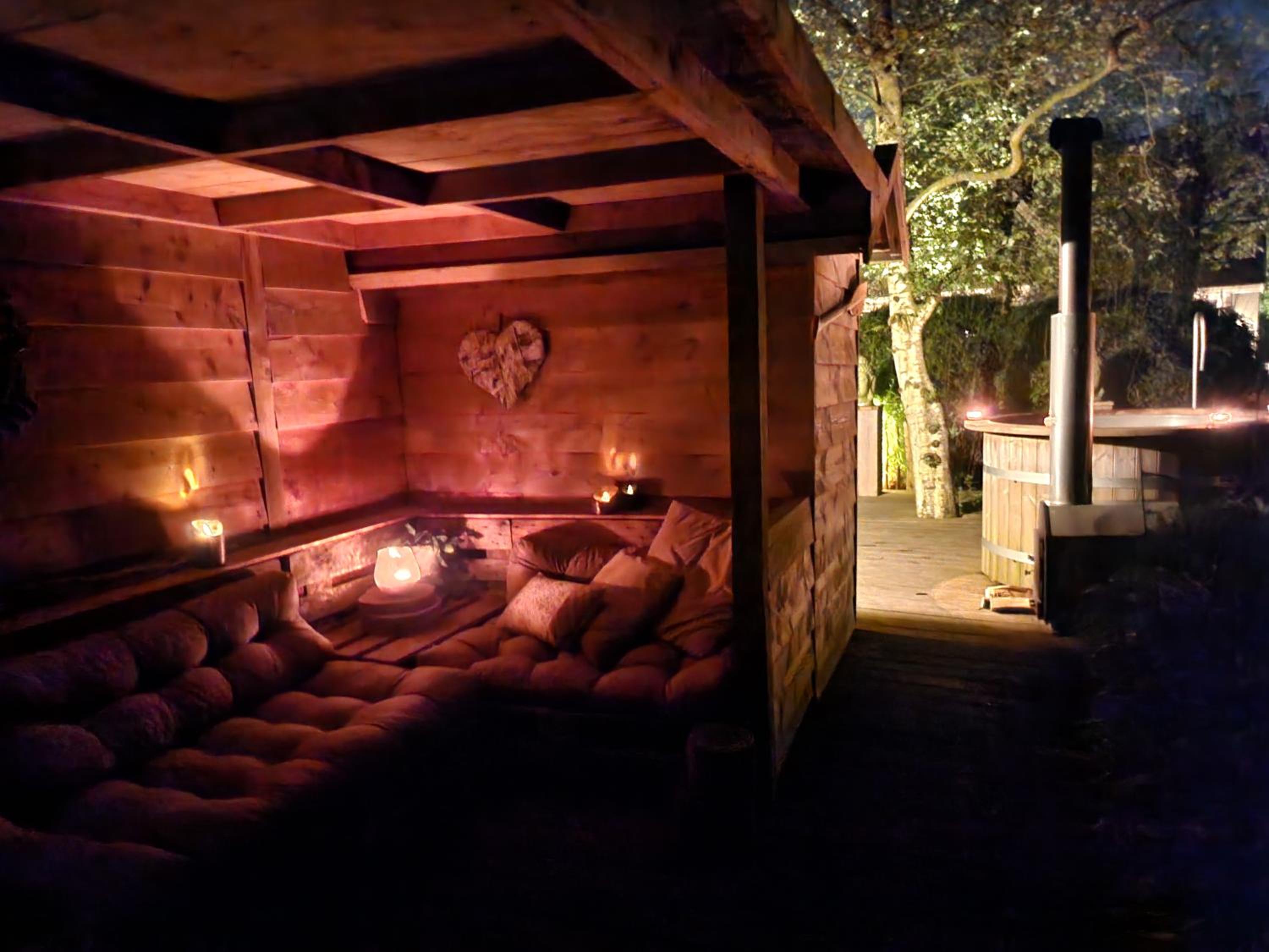 Double Room with Balcony - Photo 9