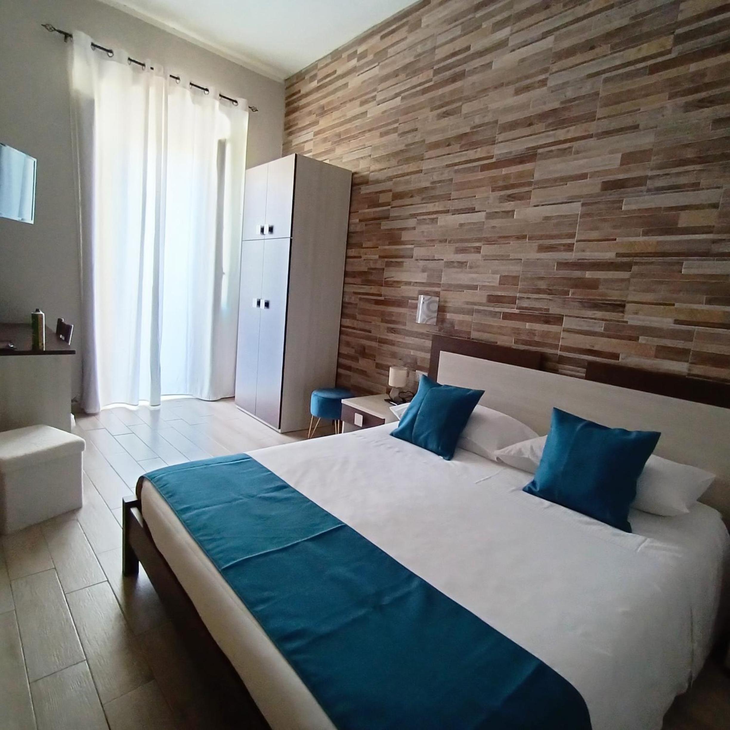 Double Room with Private Bathroom - Photo 9