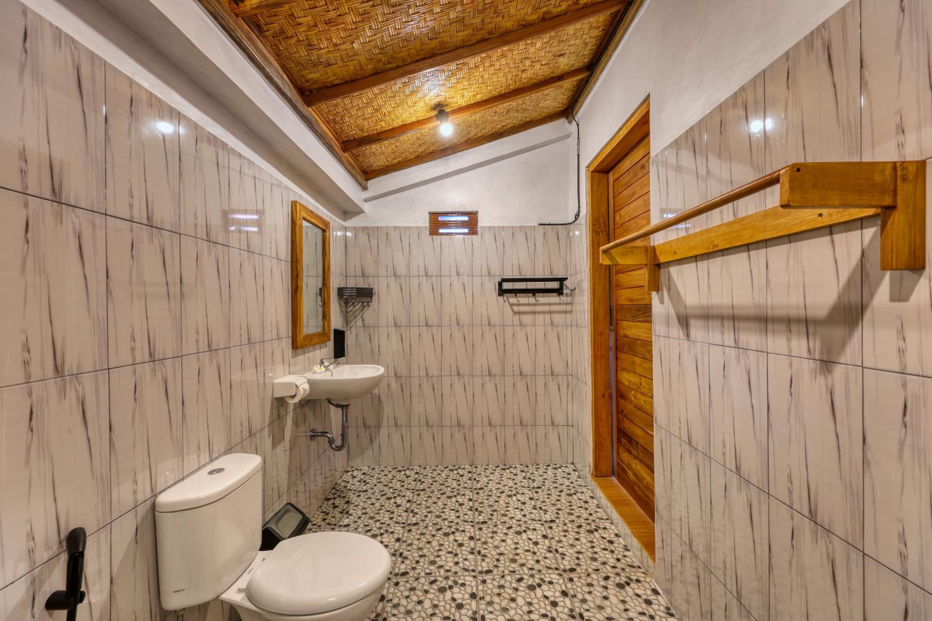 Deluxe Queen Room with Sea View - Photo 3