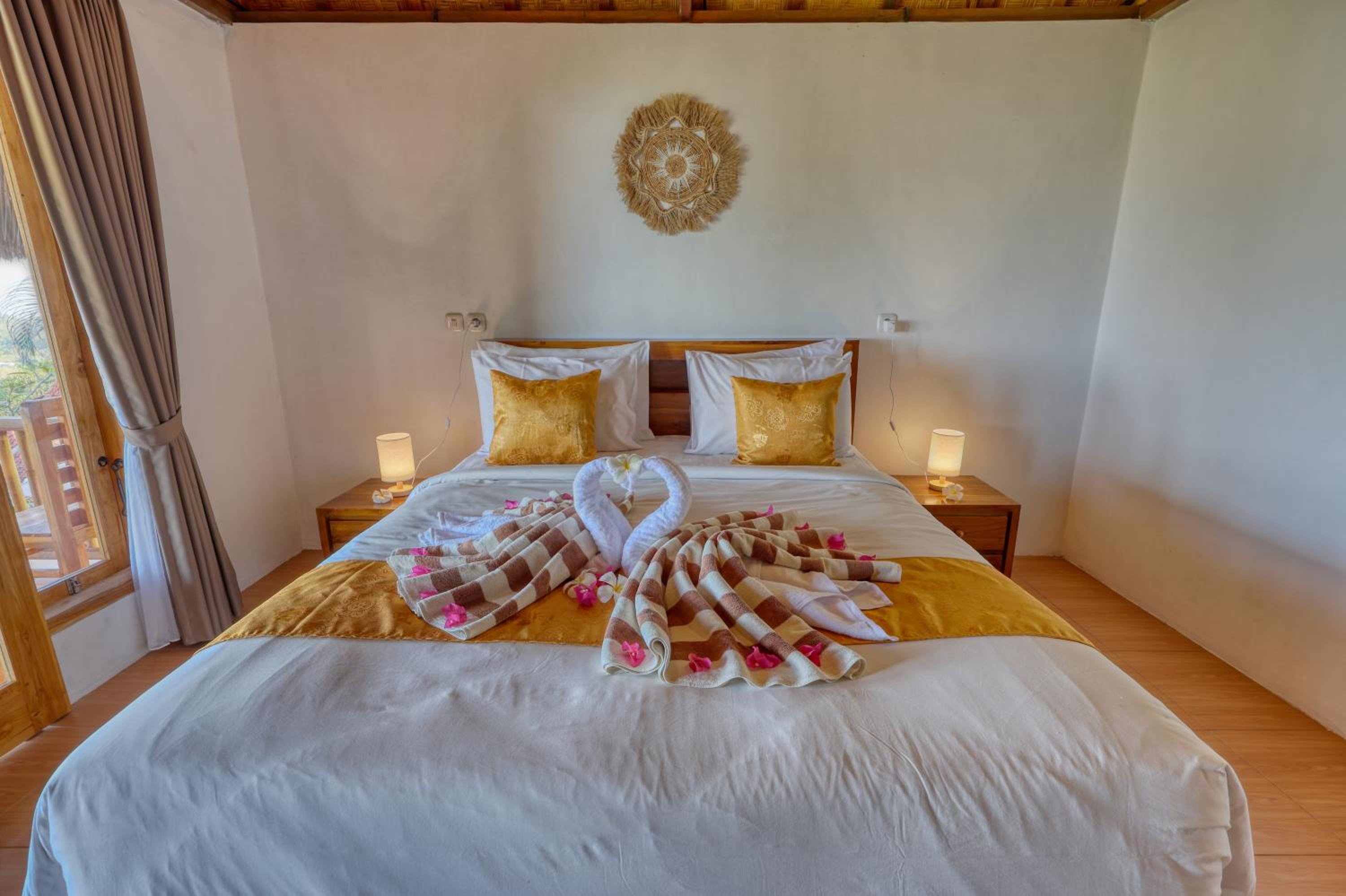 Deluxe Queen Room with Sea View - Photo 12