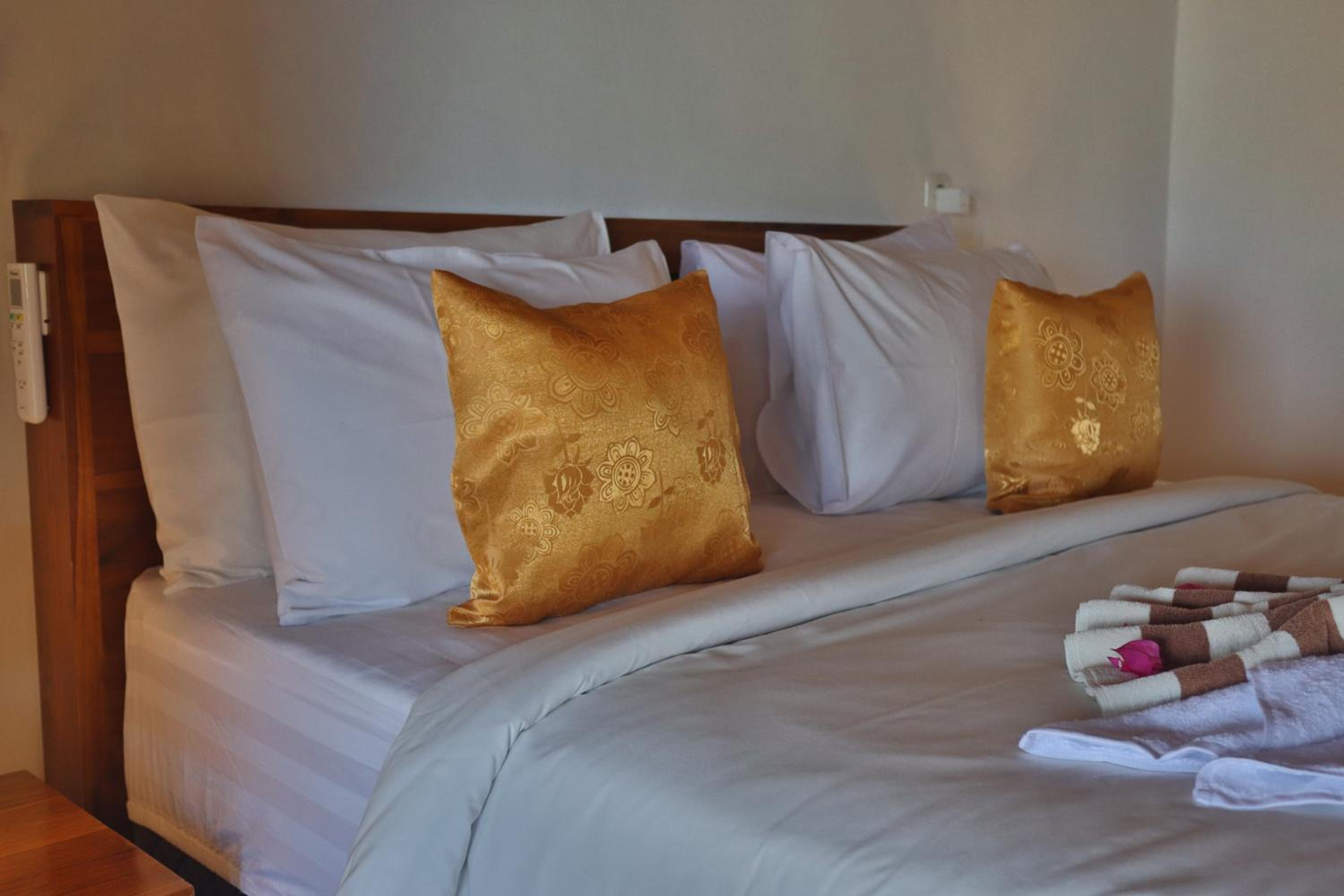 Deluxe Queen Room with Sea View - Photo 13