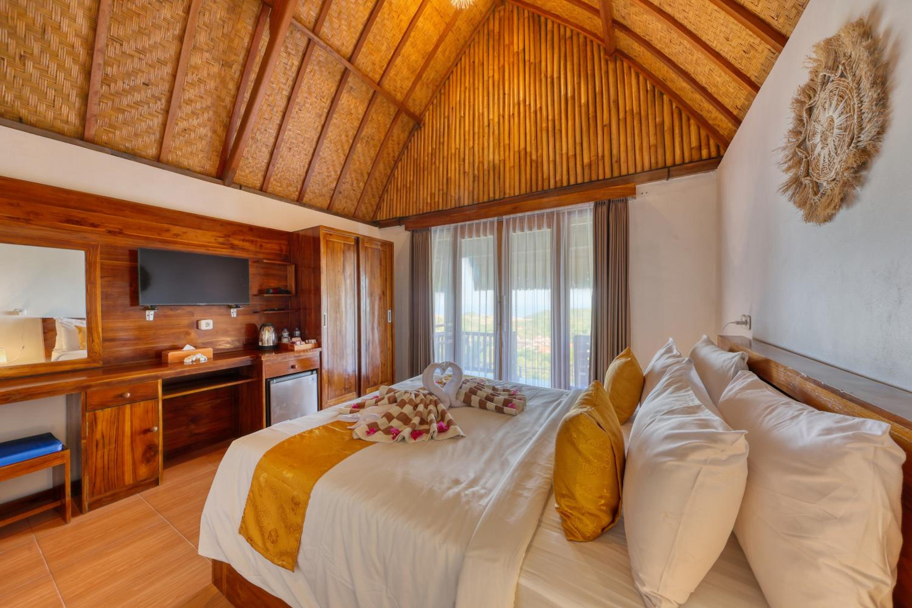 Deluxe Queen Room with Sea View - Photo 10