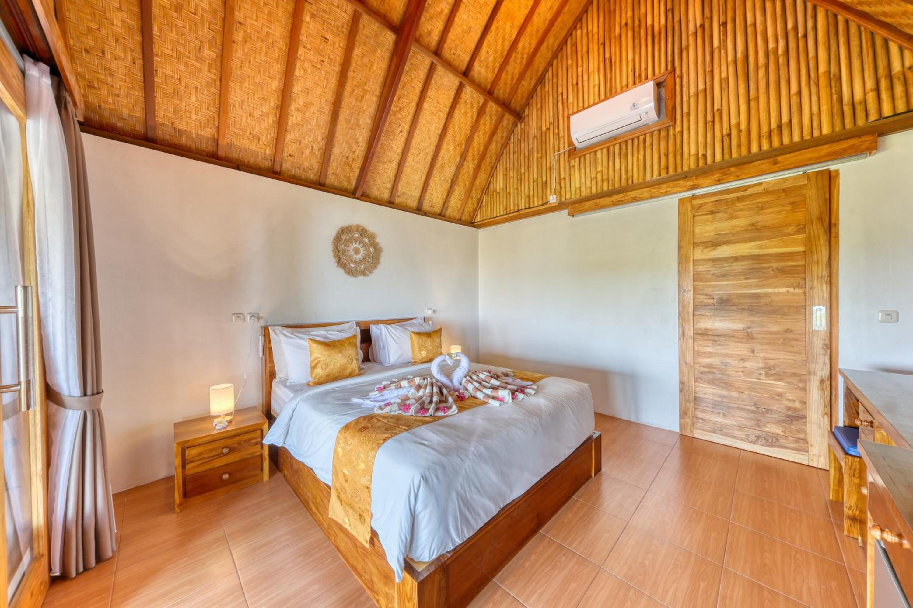 Deluxe Queen Room with Sea View - Photo 16
