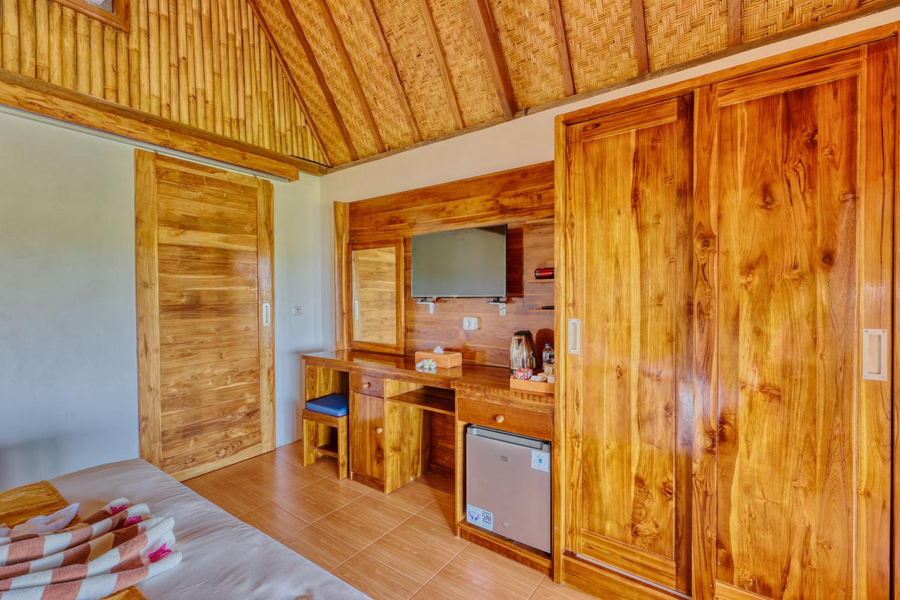 Deluxe Queen Room with Sea View - Photo 7