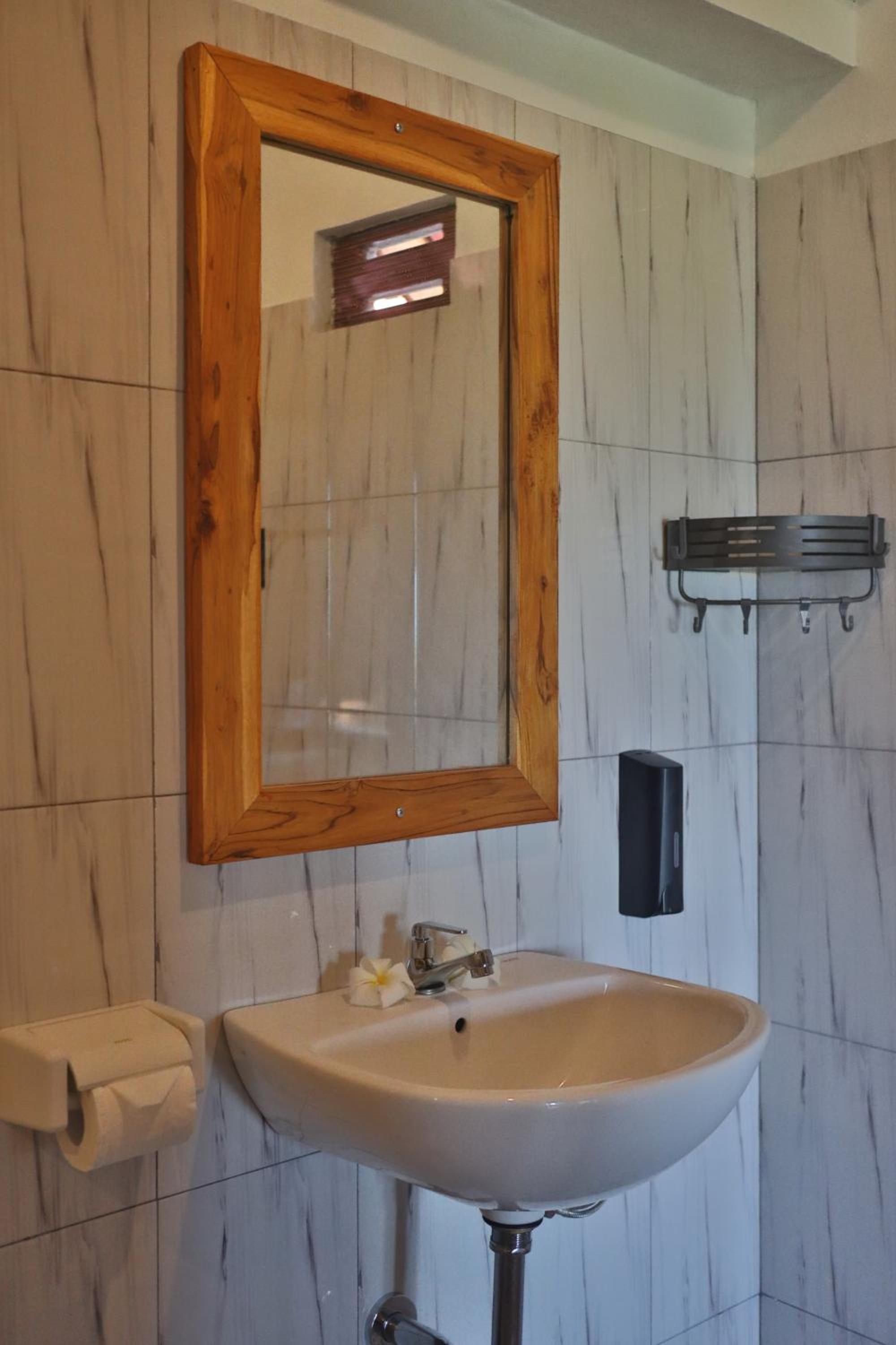 Deluxe Queen Room with Sea View - Photo 2
