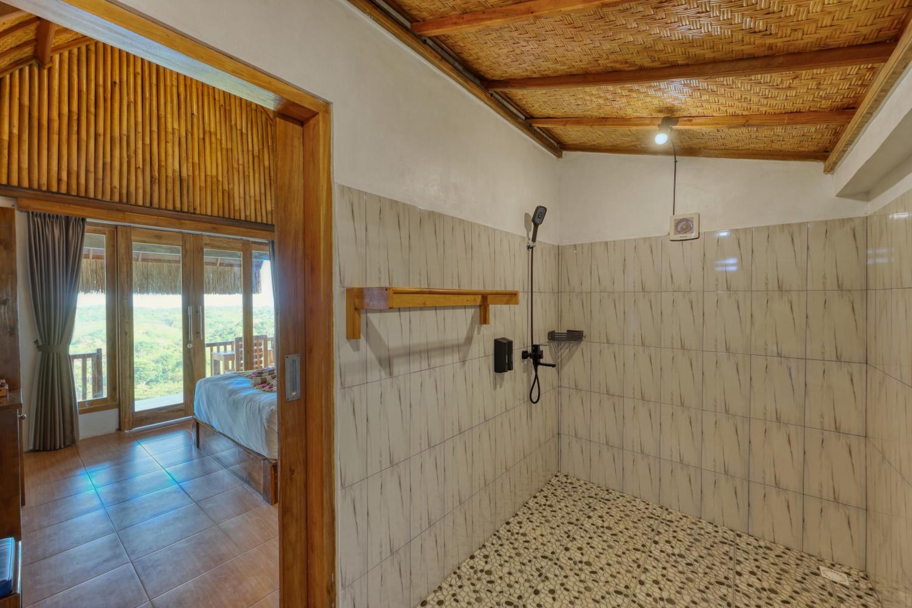 Deluxe Queen Room with Sea View - Photo 4
