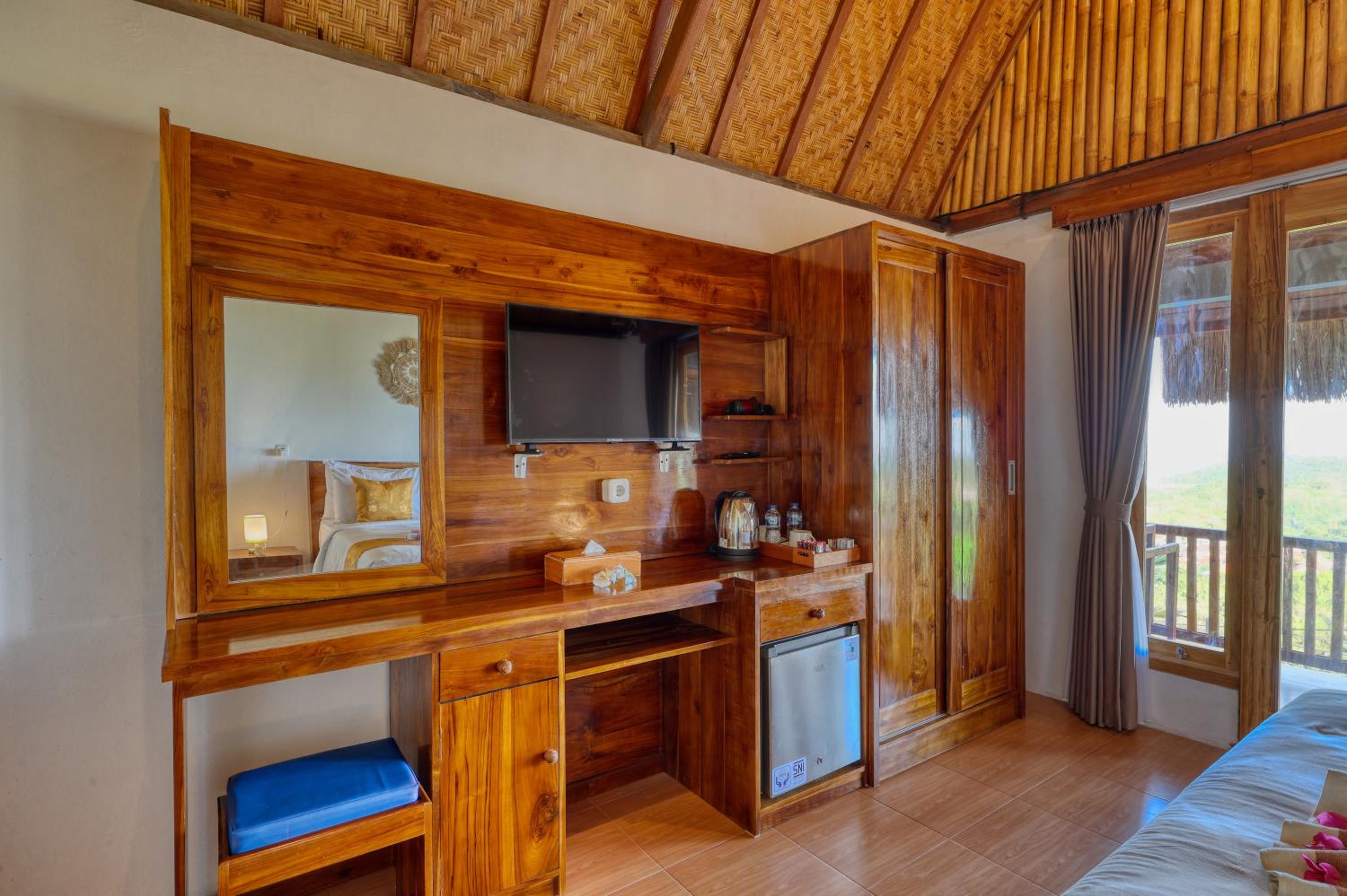 Deluxe Queen Room with Sea View - Photo 9