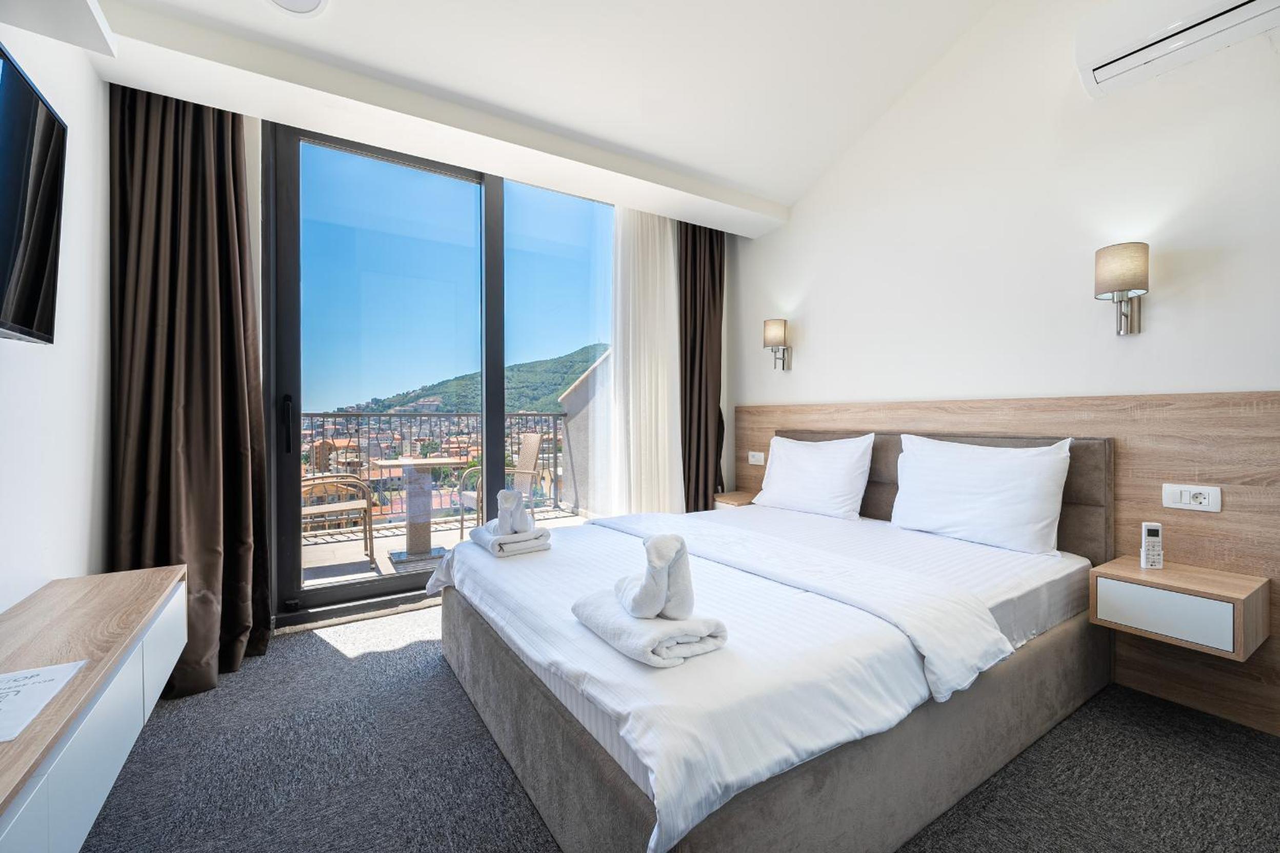 Deluxe Double Room with Balcony and Sea View photo 2