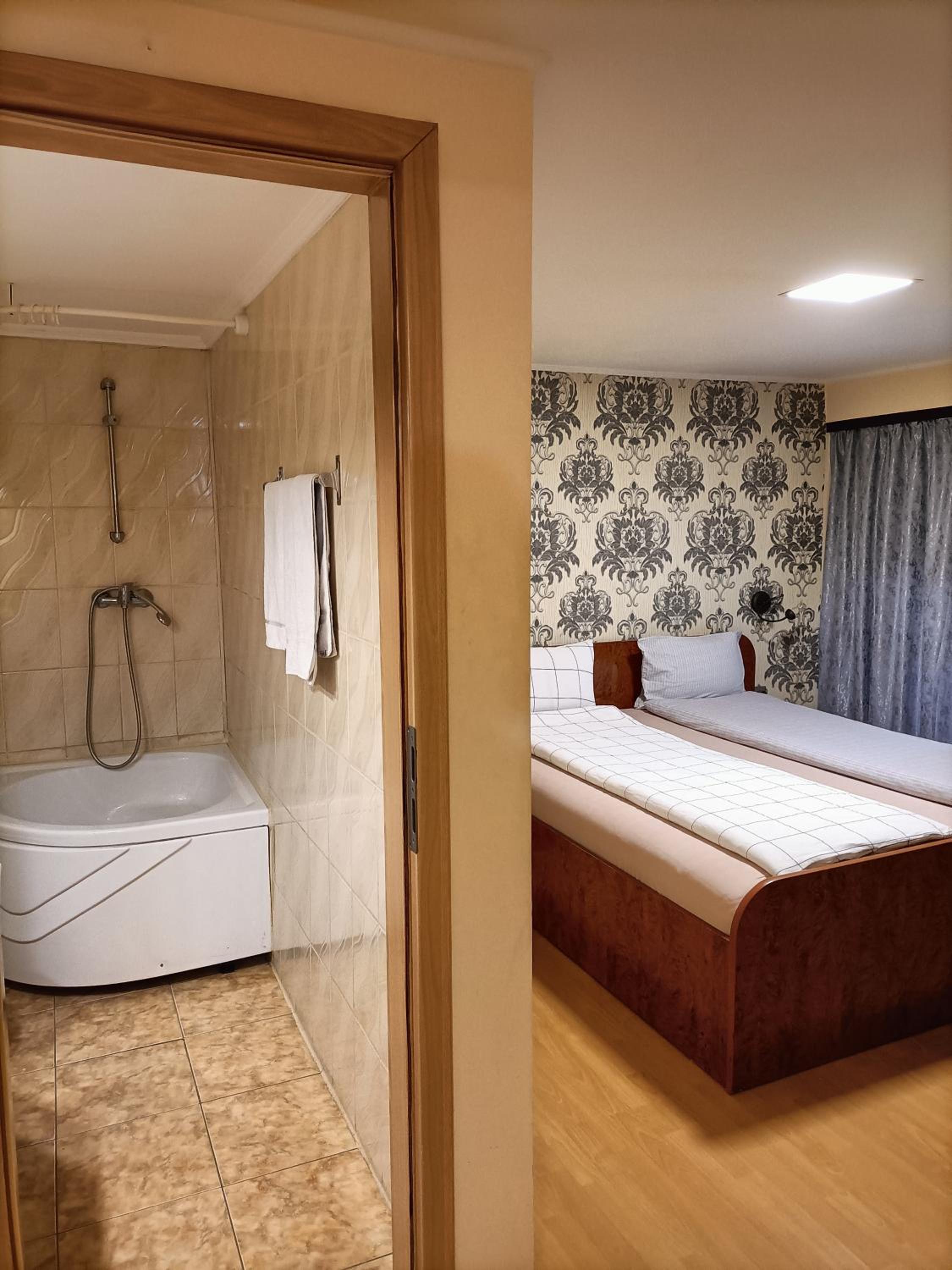 Twin Room with Bath photo 3