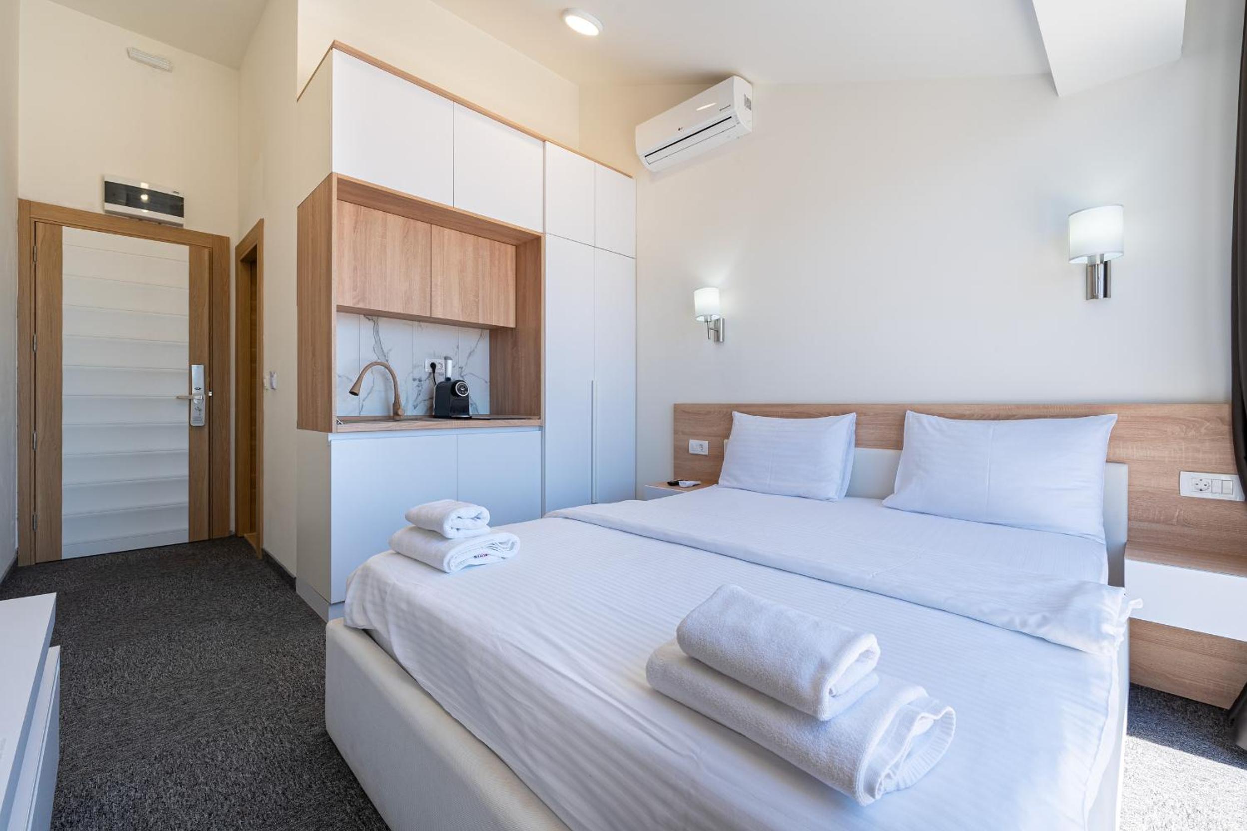 Deluxe Double Room with Balcony and Sea View photo 2