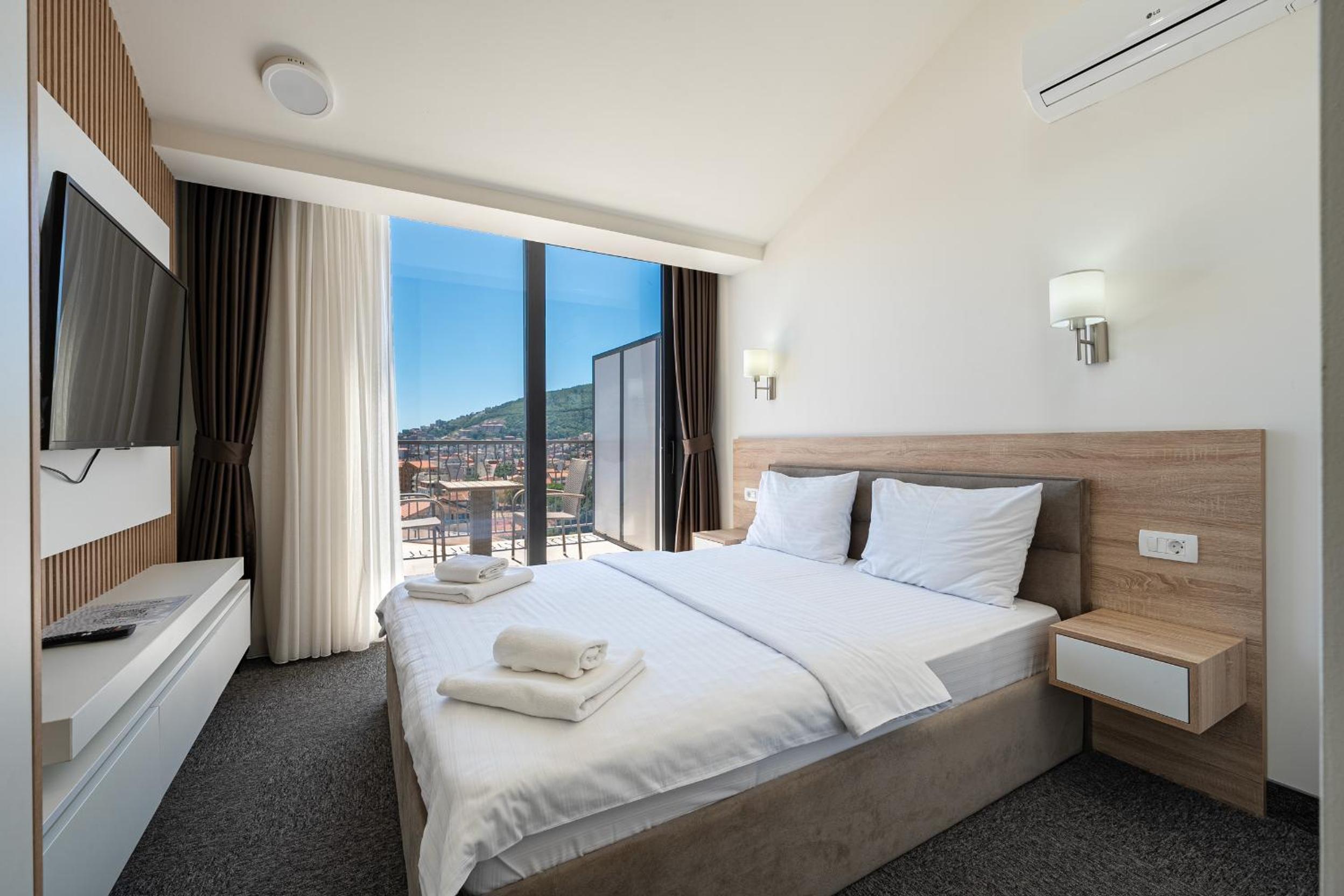 Deluxe Double Room with Balcony and Sea View photo 2