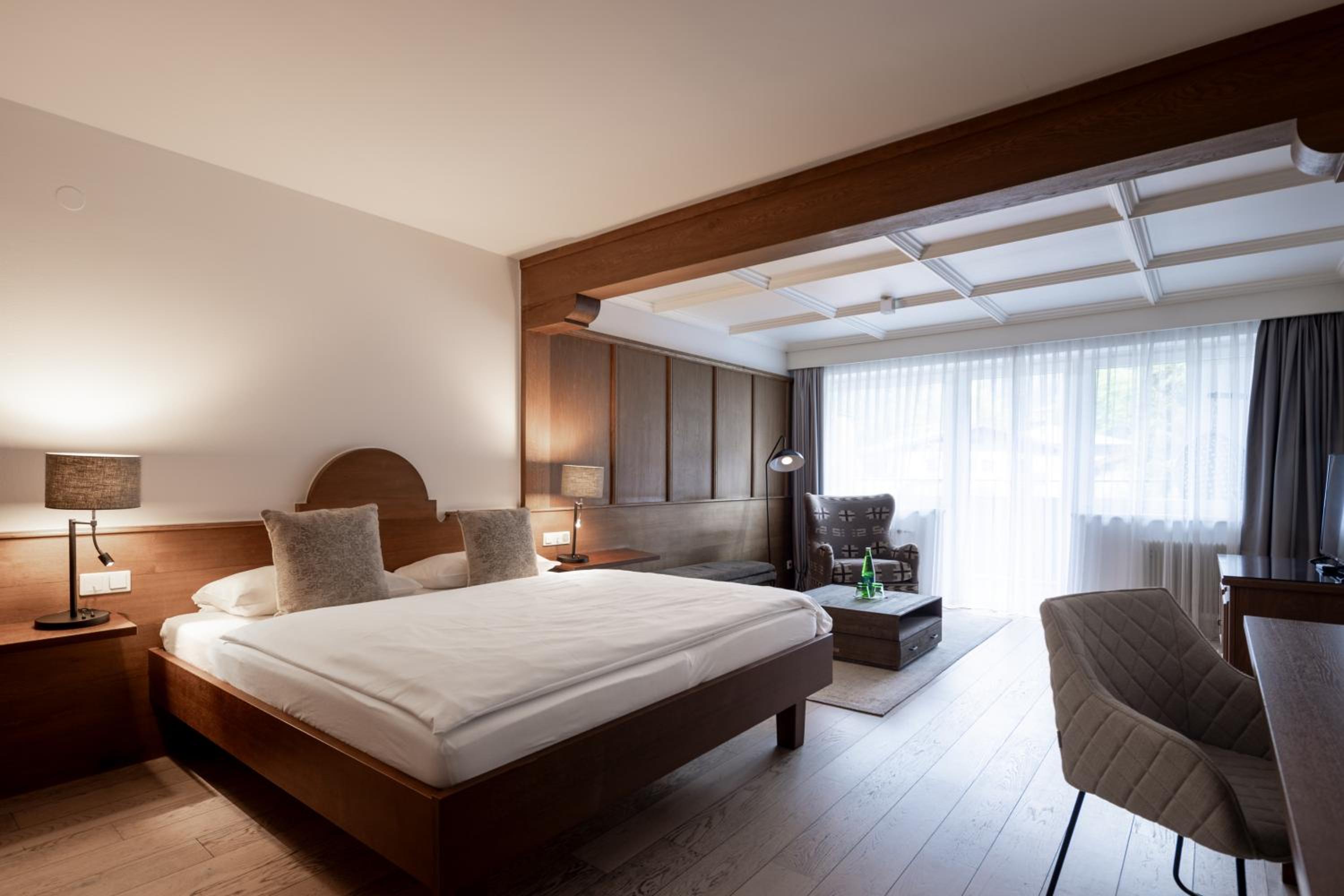Hahnenkamm Double Room with Balcony - Photo 2