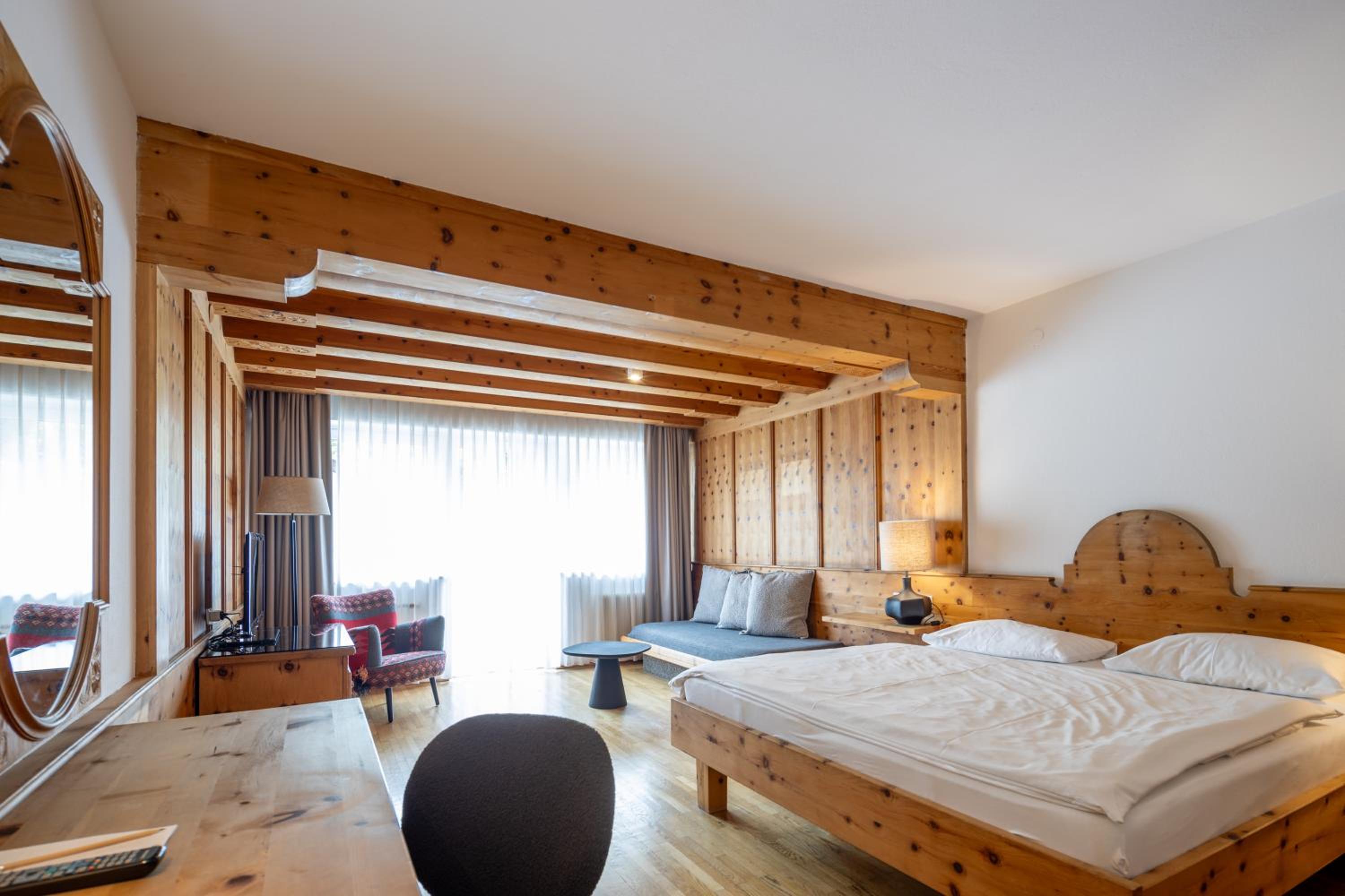 Hahnenkamm Double Room with Balcony - Photo 3