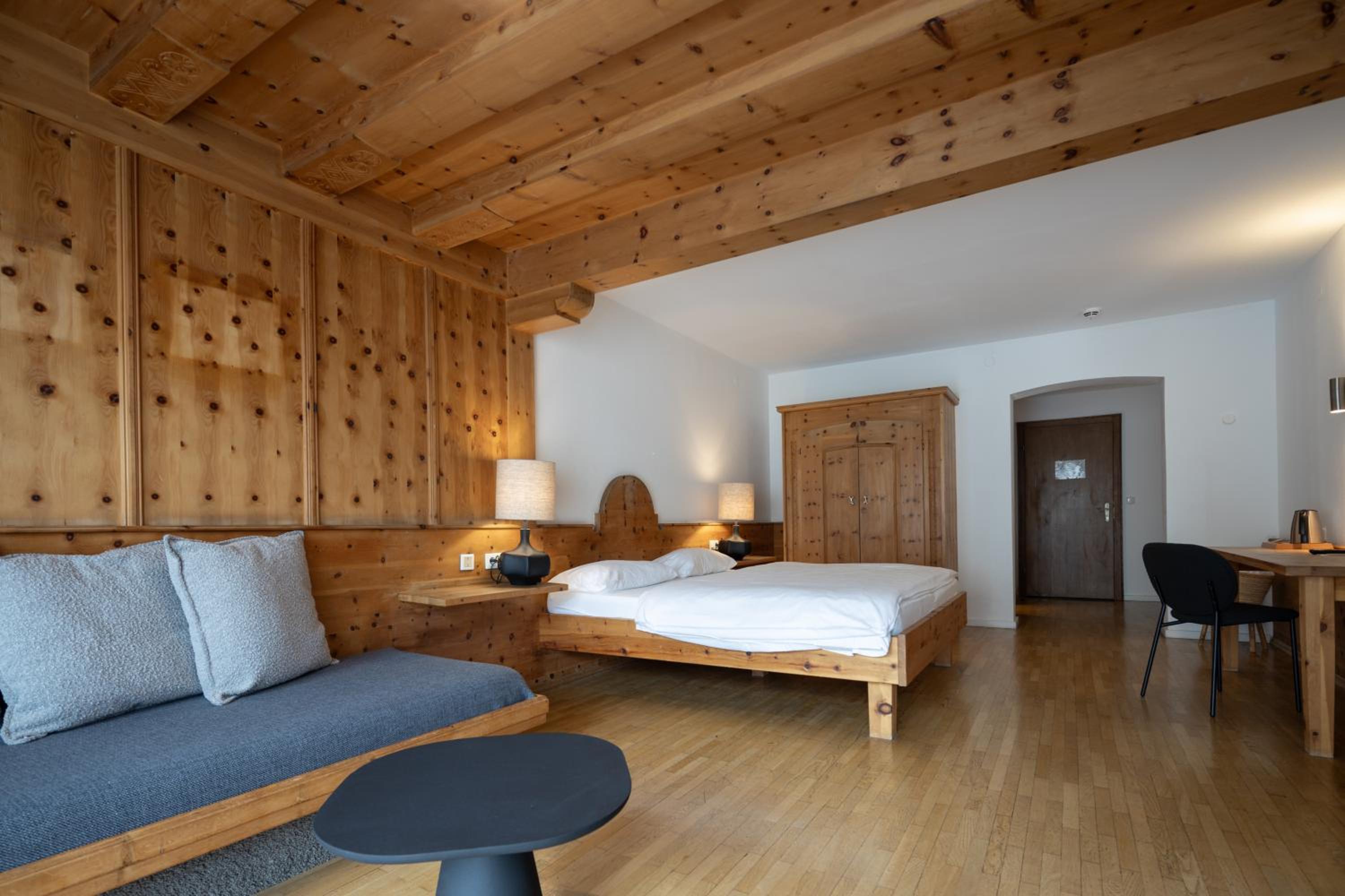 Hahnenkamm Double Room with Balcony - Photo 8