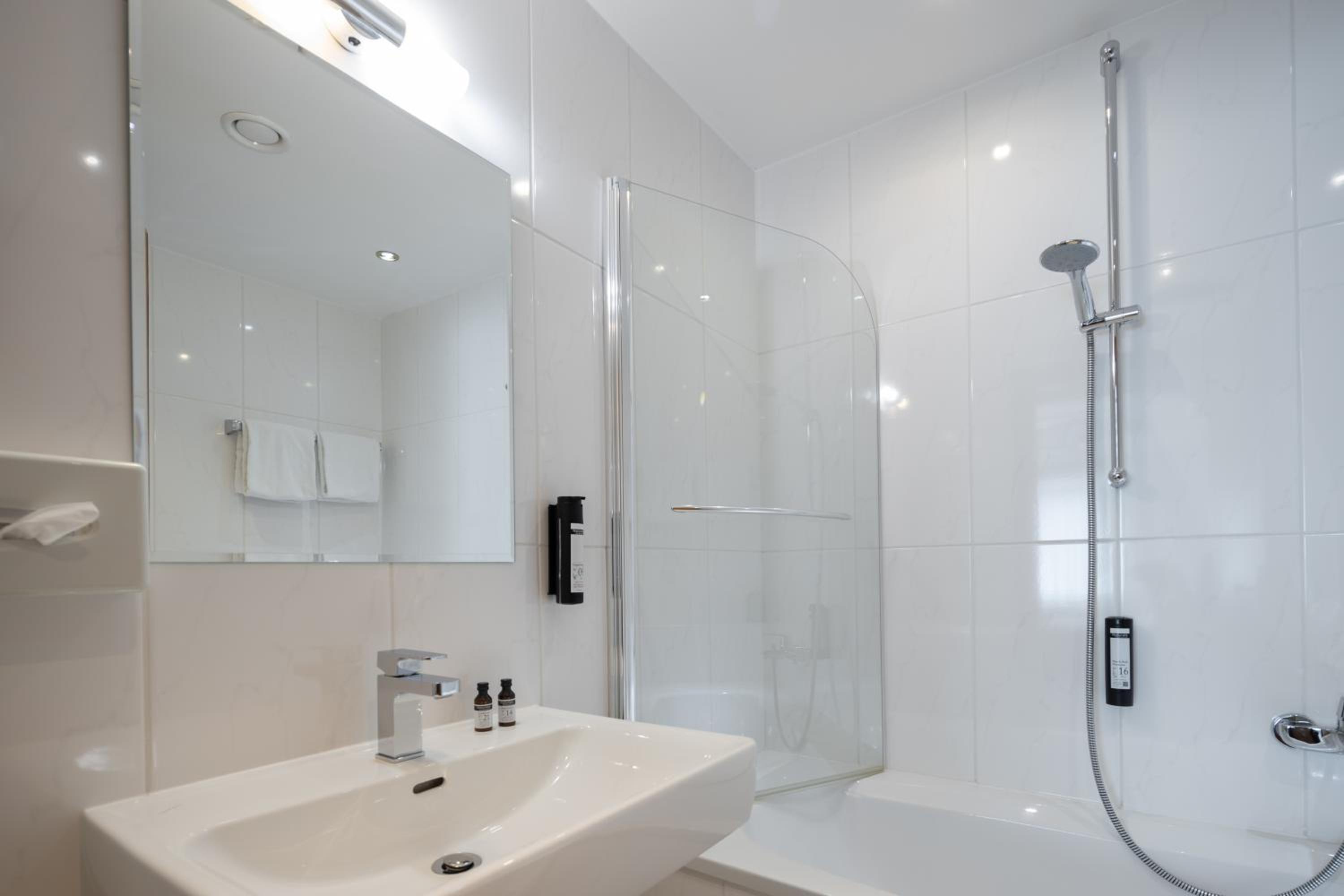 Double Room with Balcony - Photo 4