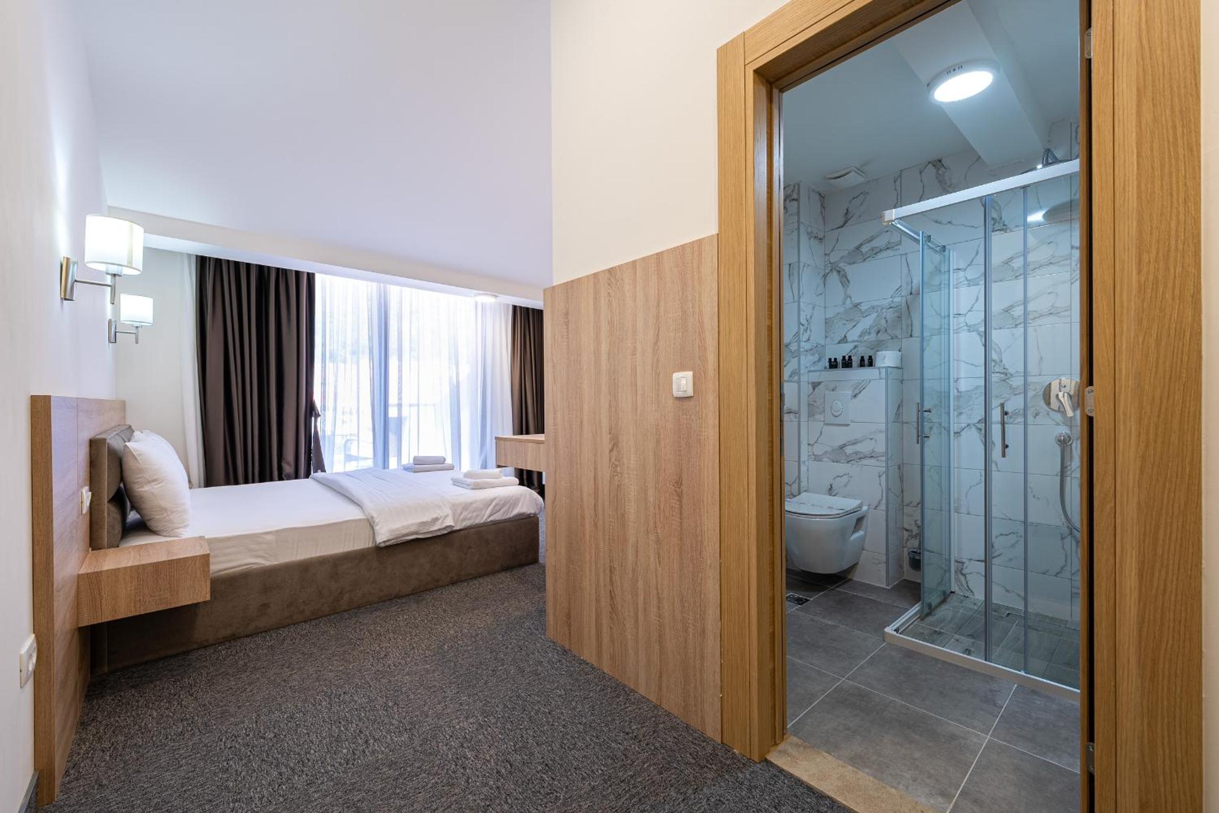 Deluxe Queen Room - Photo 7