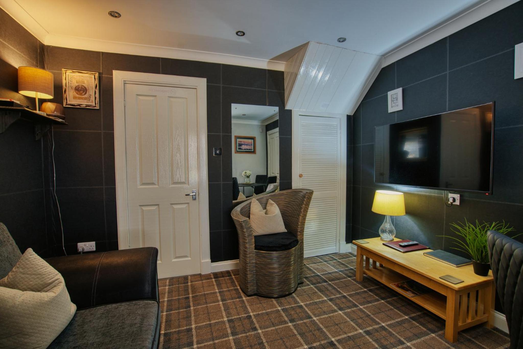 One-Bedroom Apartment photo 2