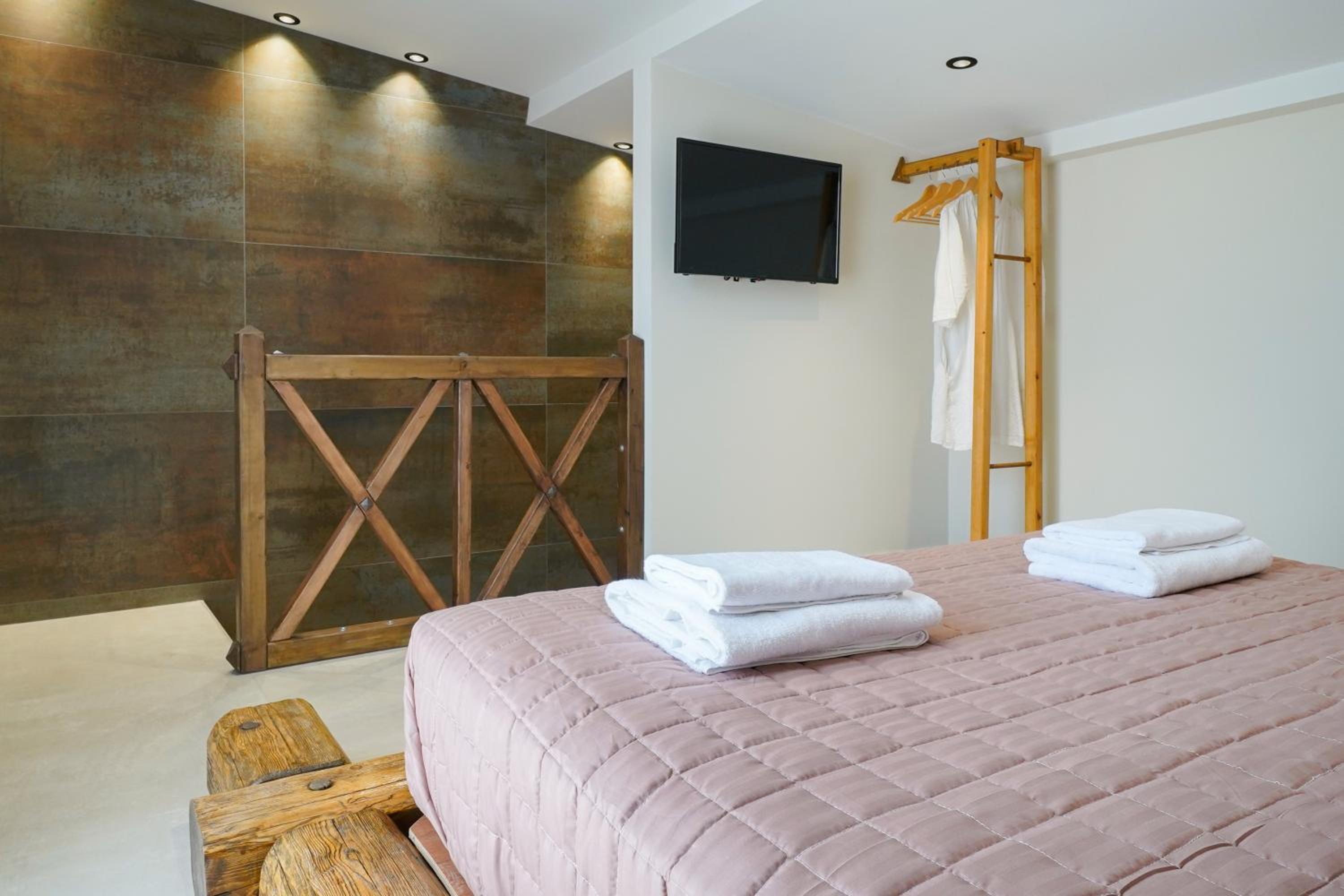 Deluxe King Suite photo 2