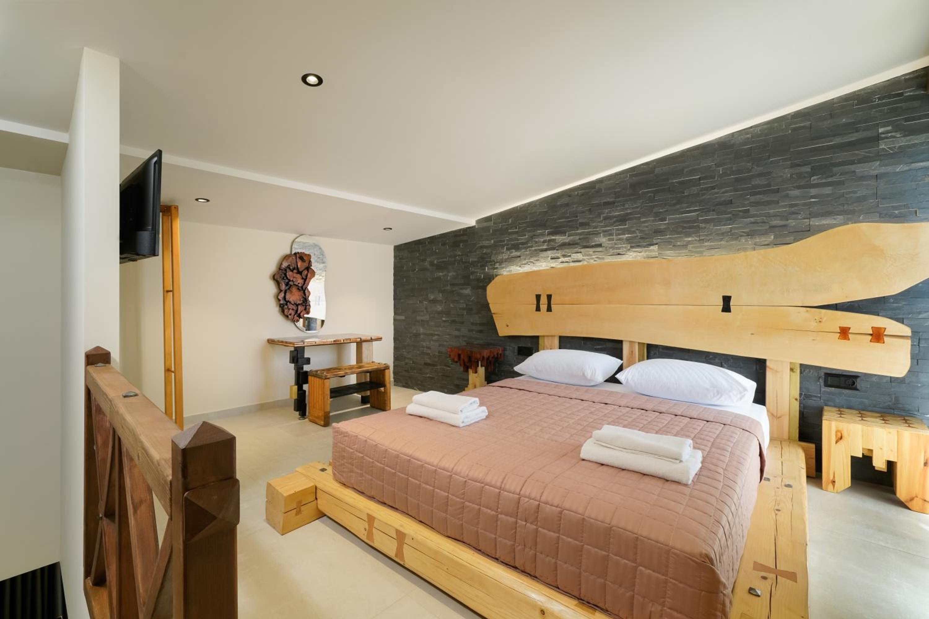 Deluxe King Suite photo 1