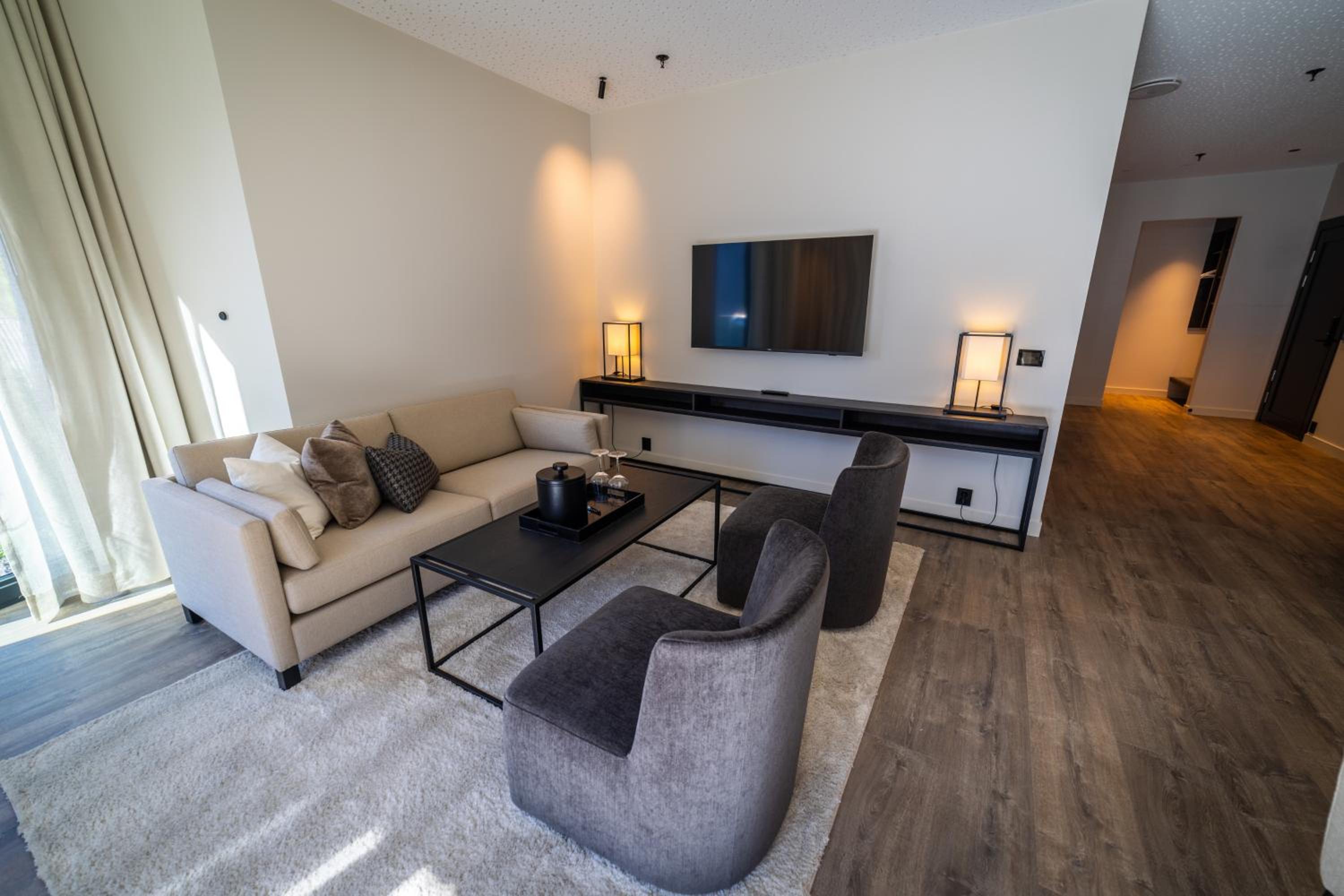 Deluxe Suite with Sea View - Photo 1