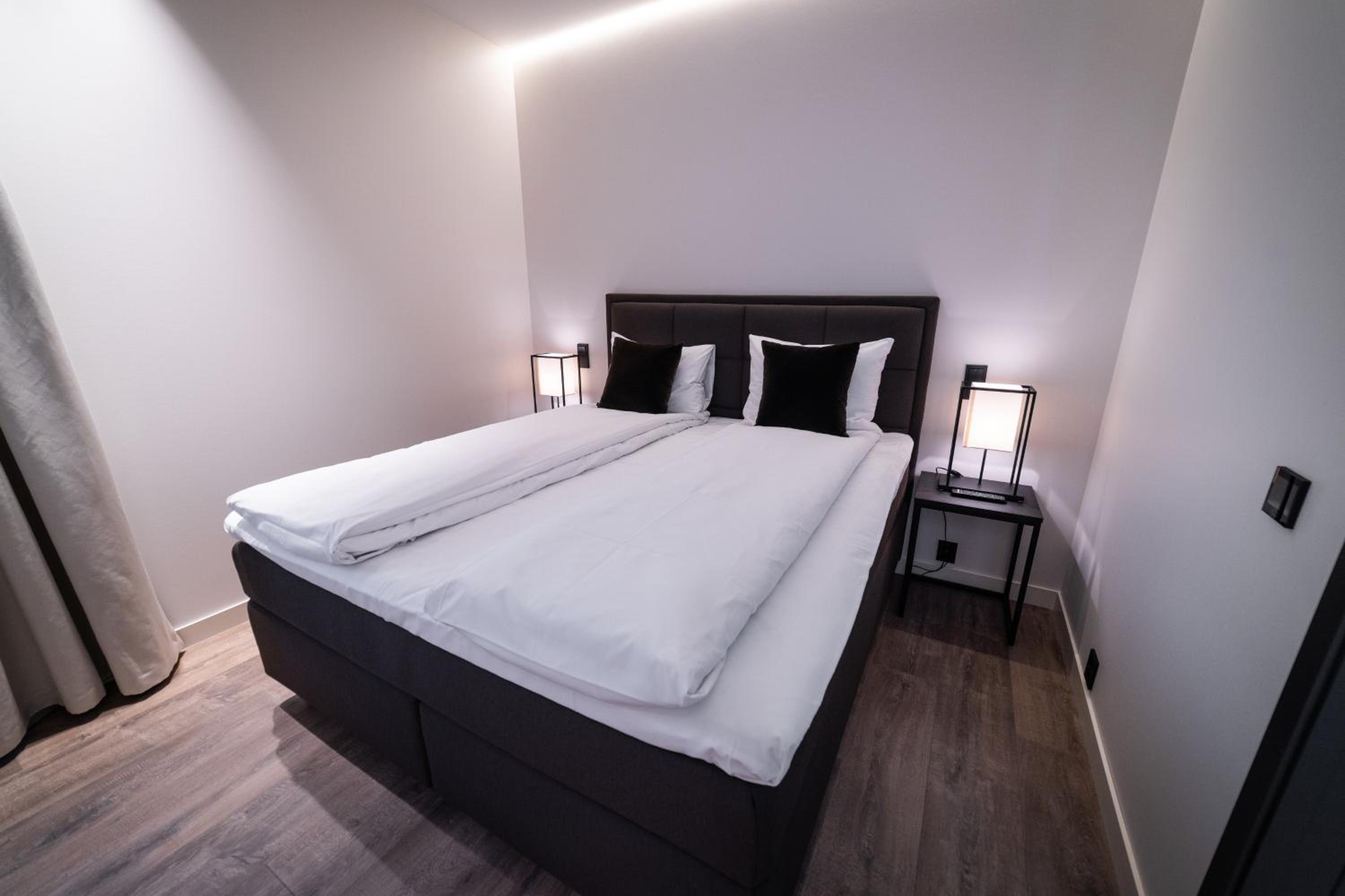 Deluxe Suite with Sea View - Photo 10
